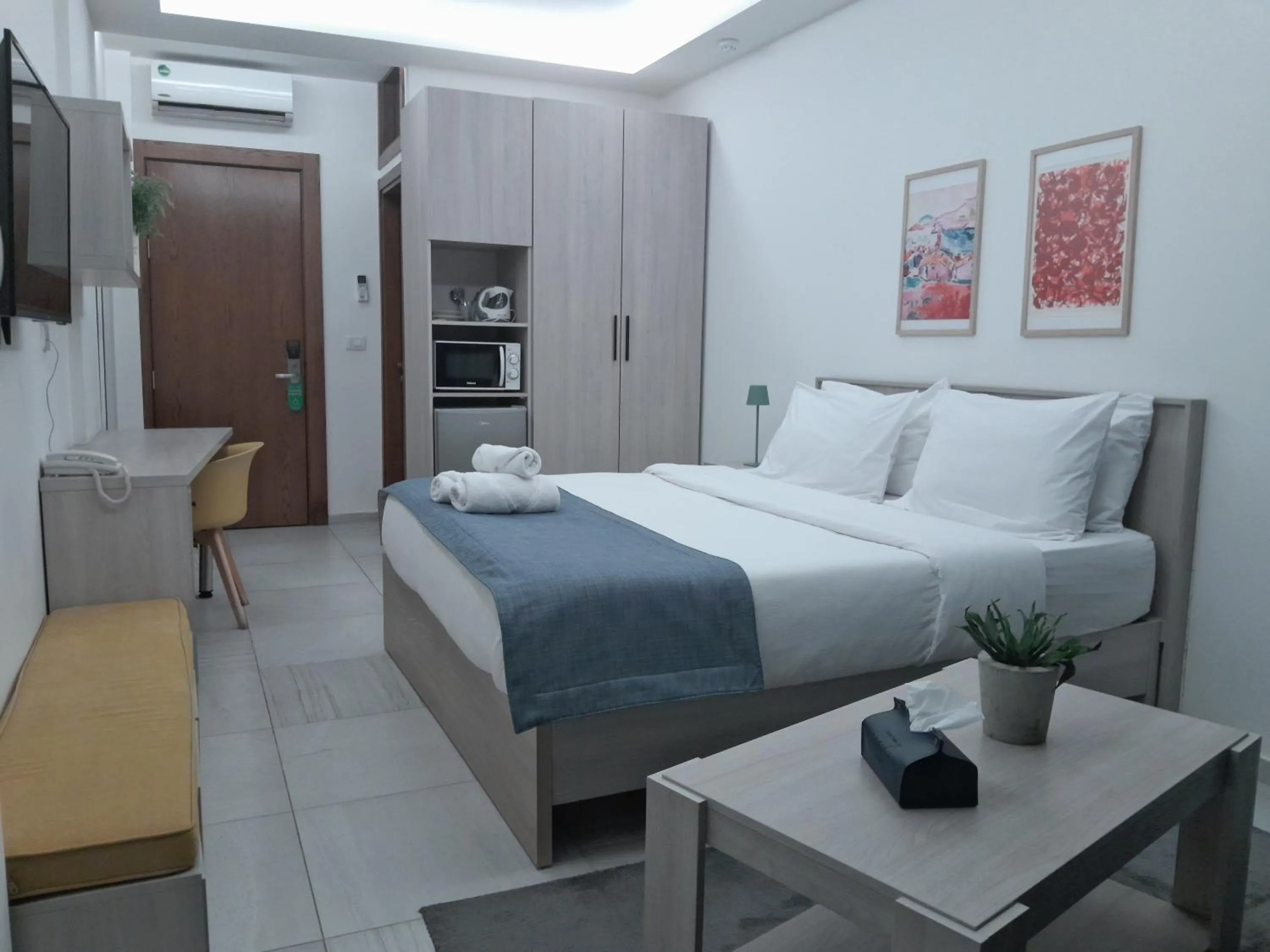 Photo of the whole room, Bed in Shade Hotel Beirut