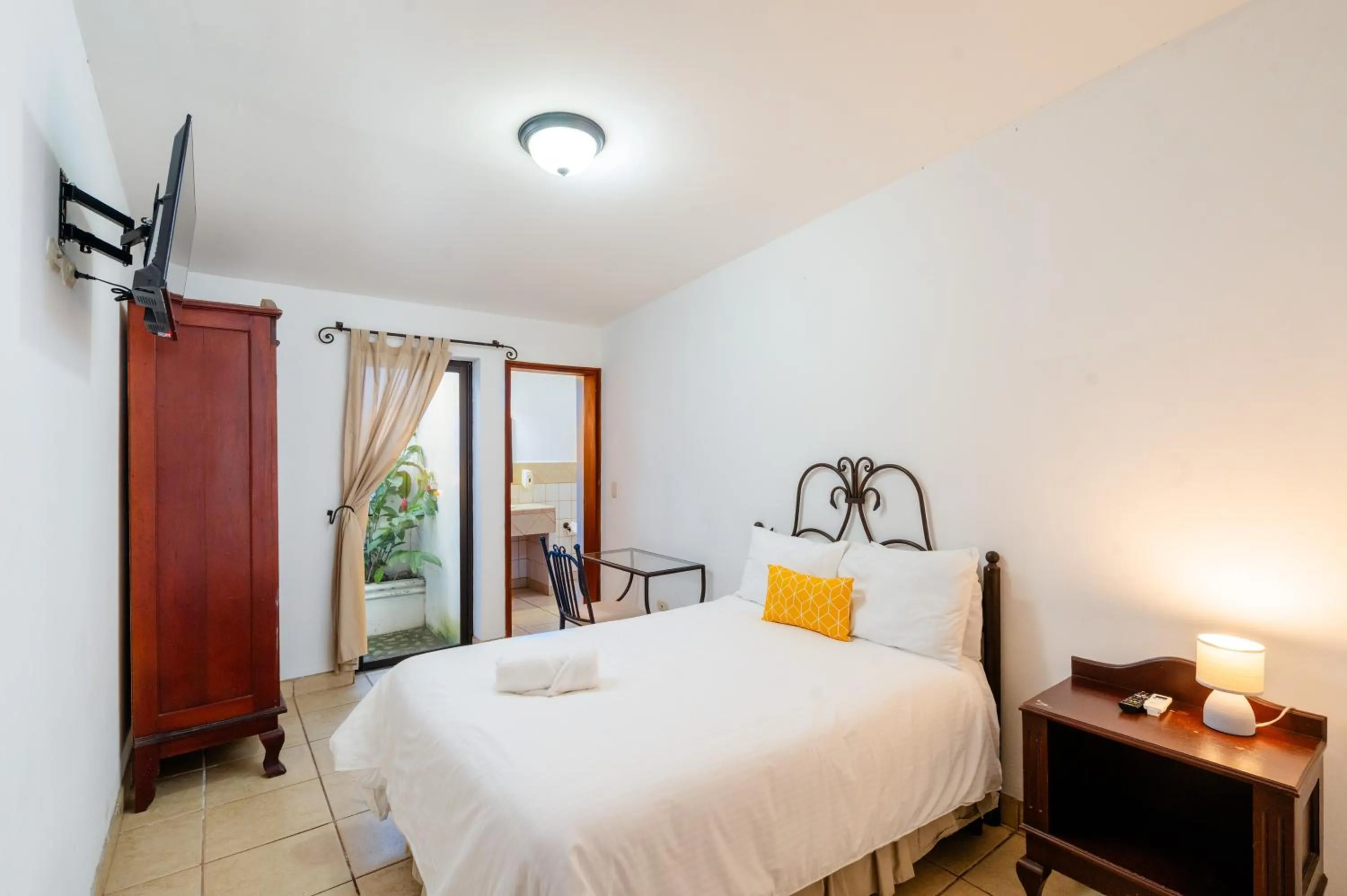 Bed in Villa Fontana Nesthost Stays
