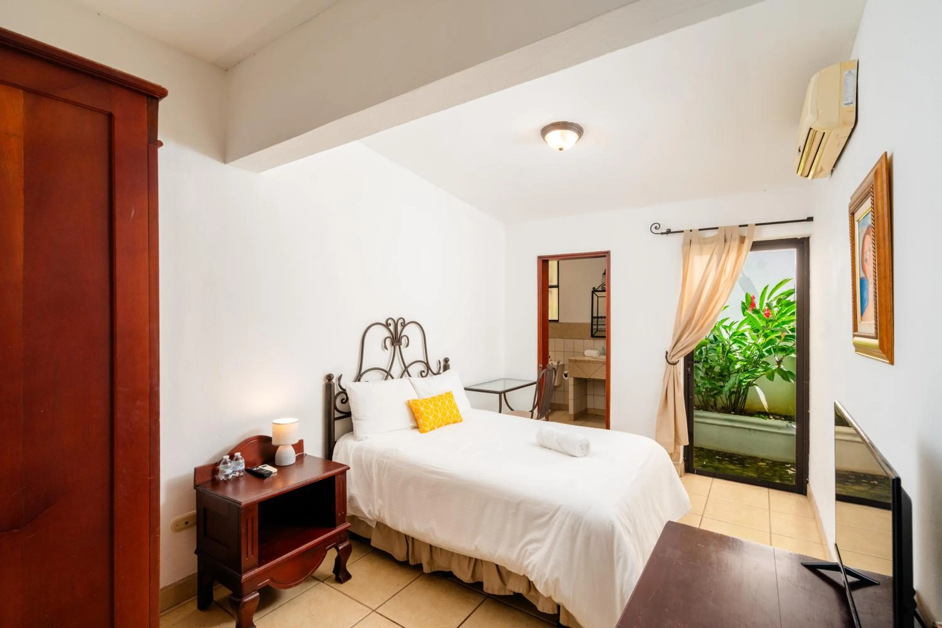 Bed in Villa Fontana Nesthost Stays