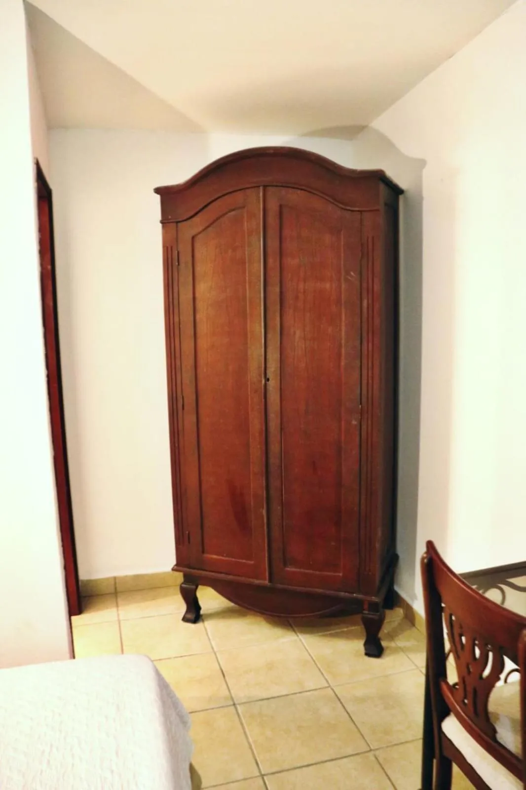 wardrobe in Villa Fontana Nesthost Stays