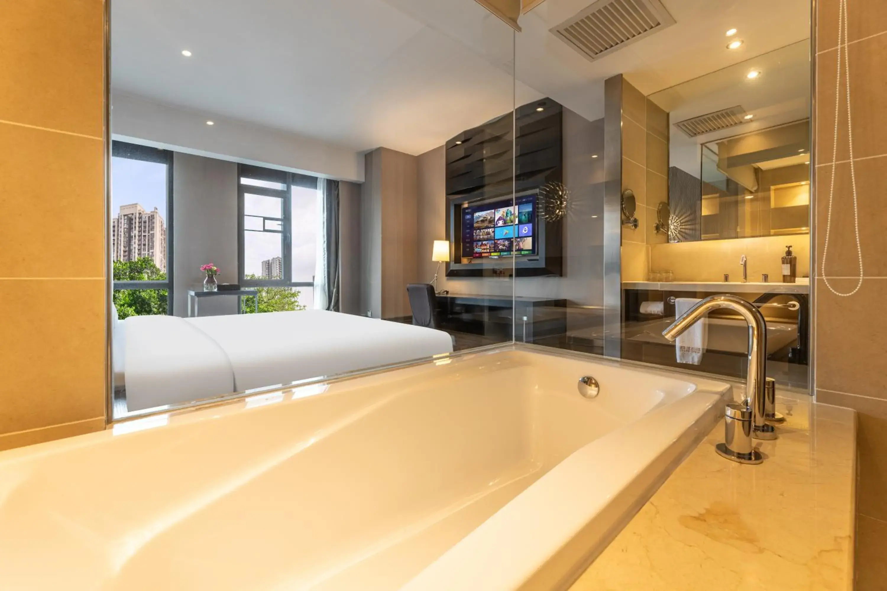 Queen Room with Spa Bath in Guangzhou Baiyun Airport Orange Crystal Hotel Queen Room with Spa Bath in Guangzhou Baiyun Airport Orange Crystal Hotel