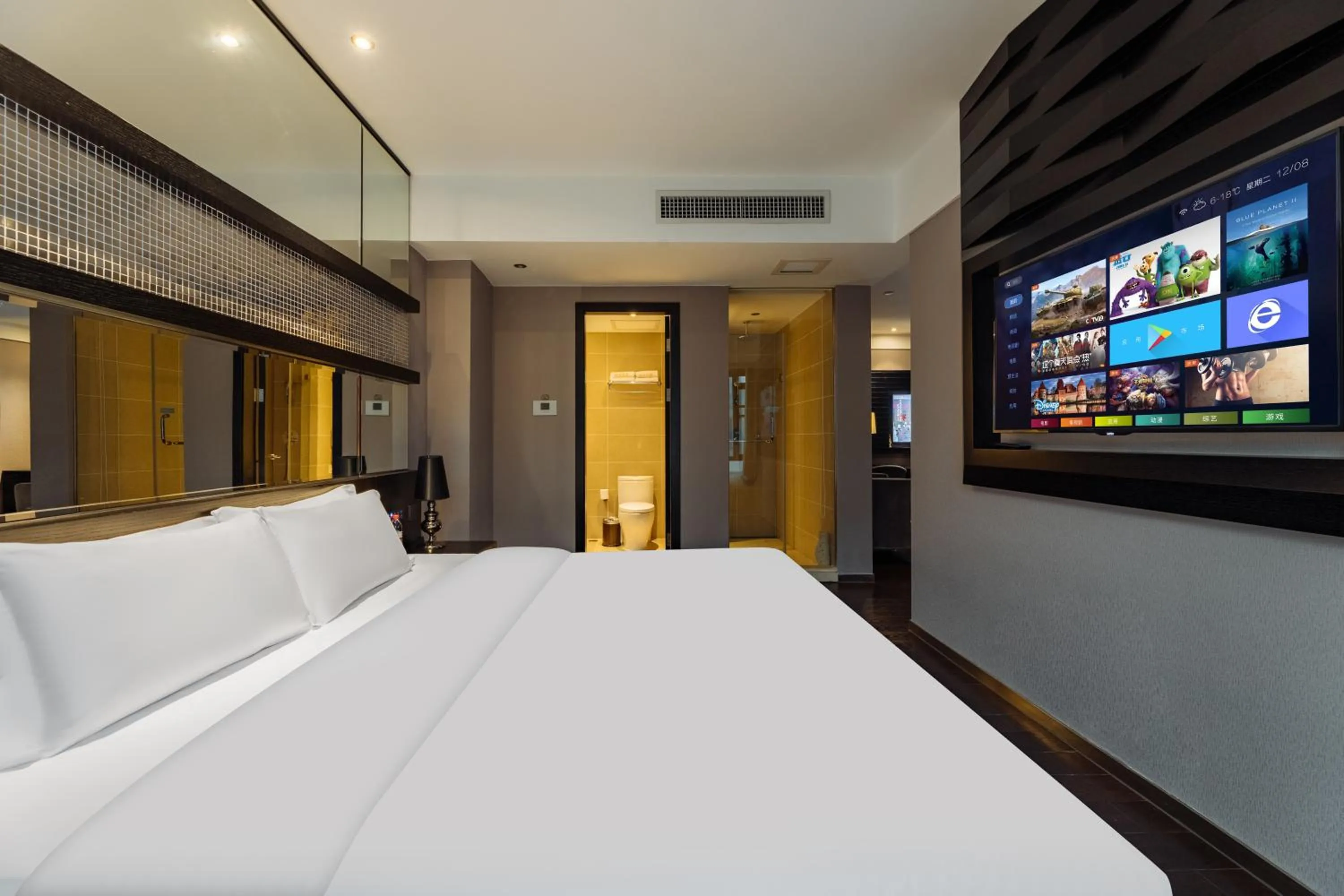 Bedroom, Bed in Guangzhou Baiyun Airport Orange Crystal Hotel