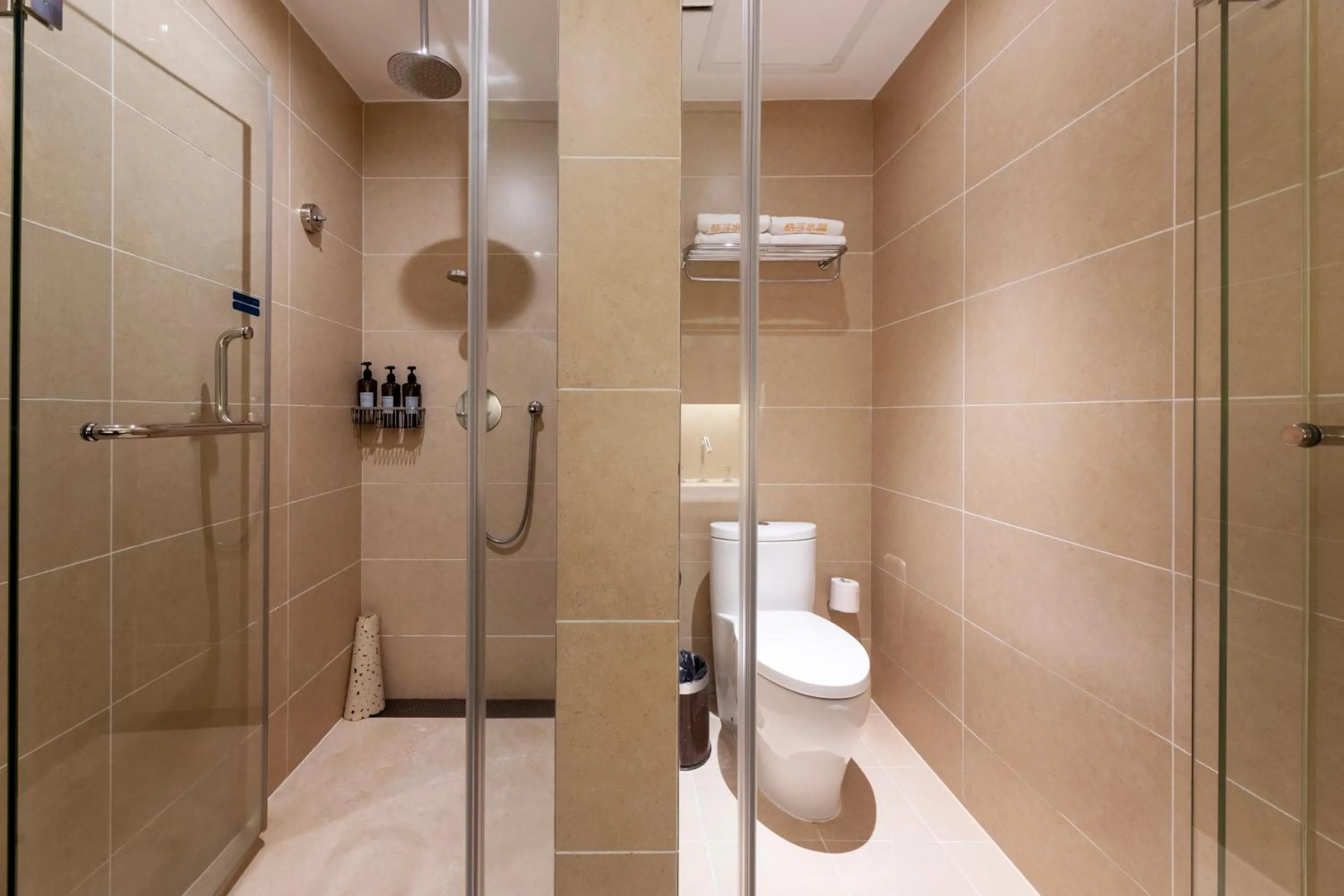 Toilet in Guangzhou Baiyun Airport Orange Crystal Hotel