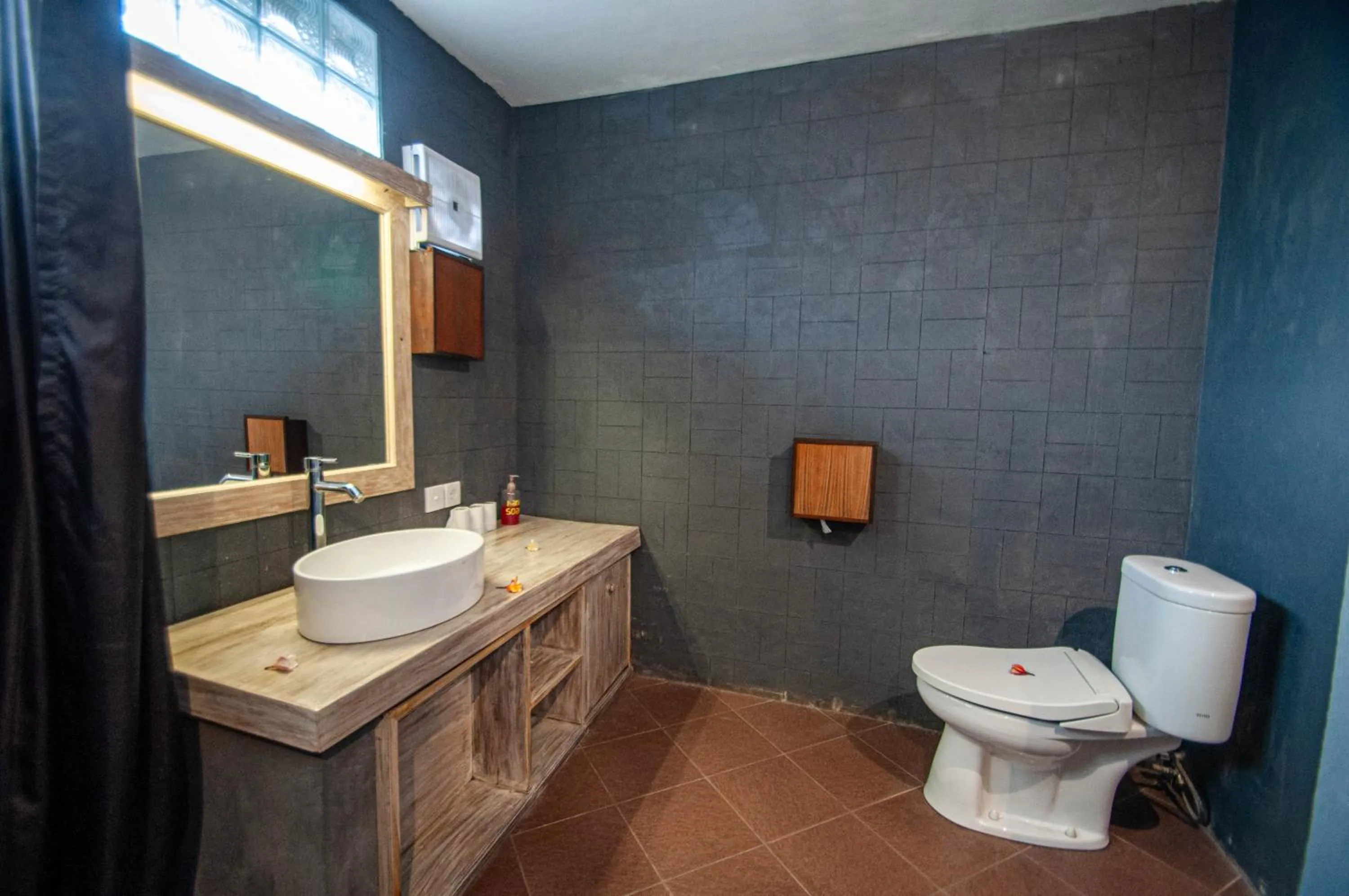 Bathroom in Rumah Gajah by Kubukubali