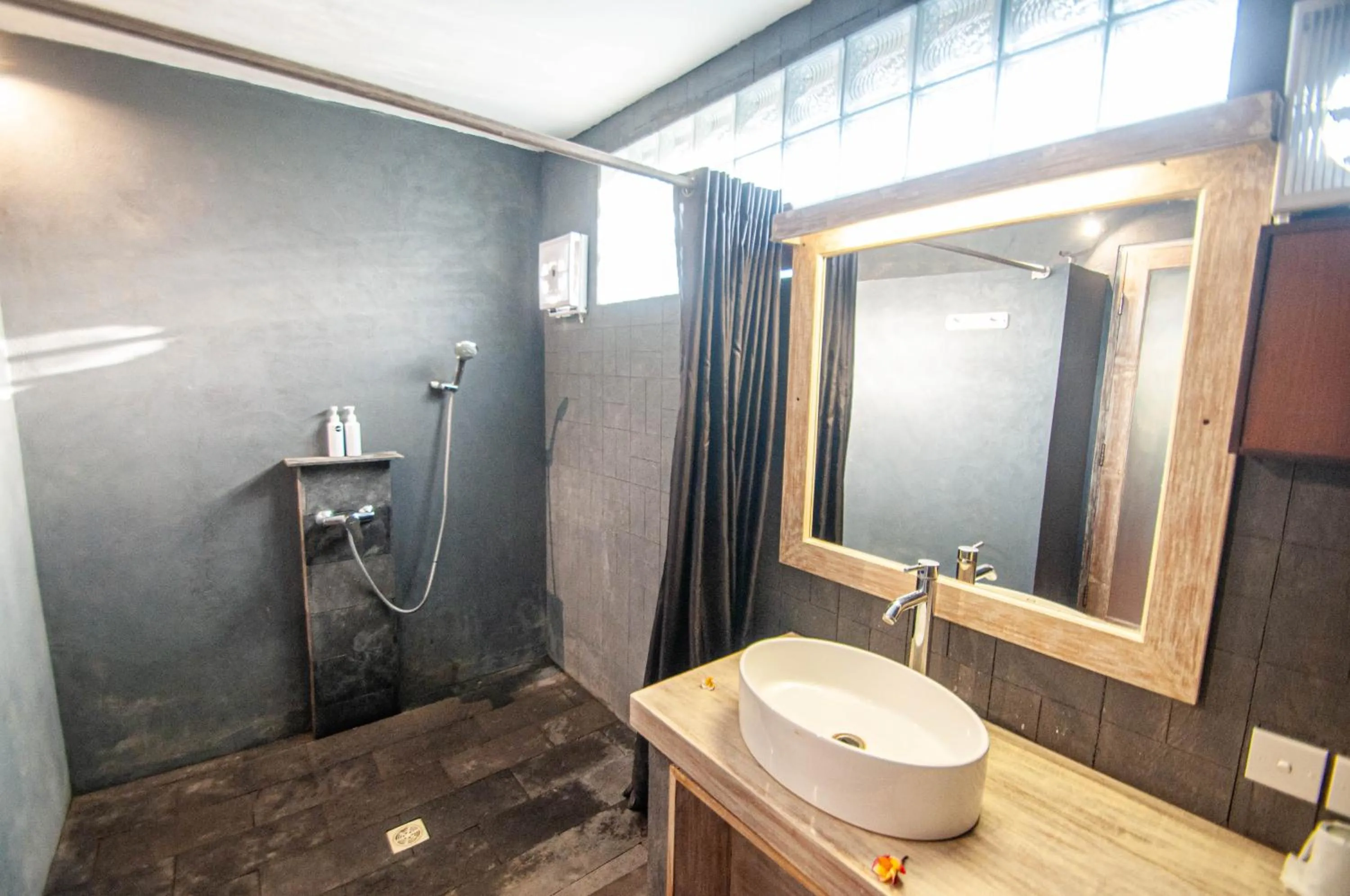 Bathroom in Rumah Gajah by Kubukubali