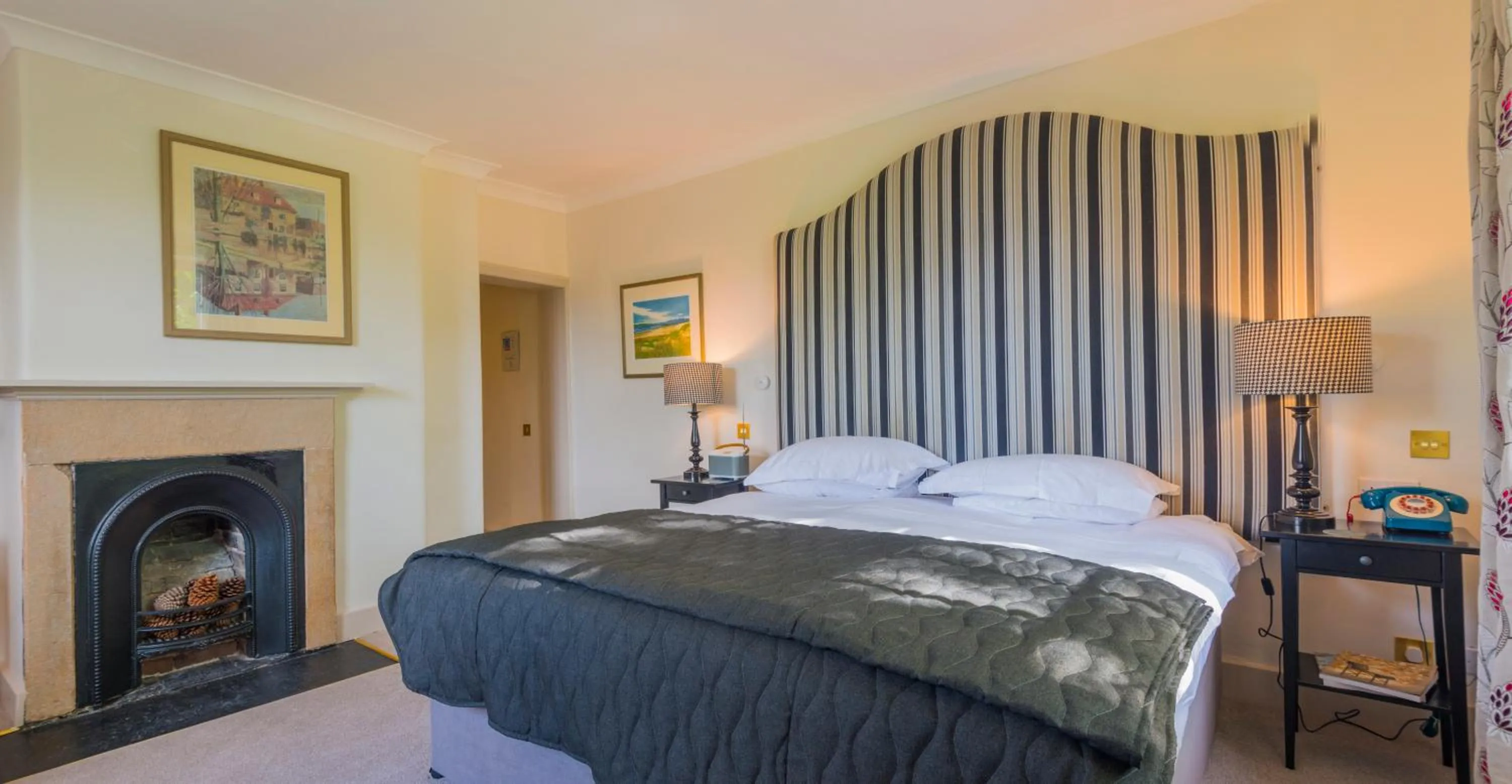 Bed in Devonshire Arms at Beeley - Chatsworth