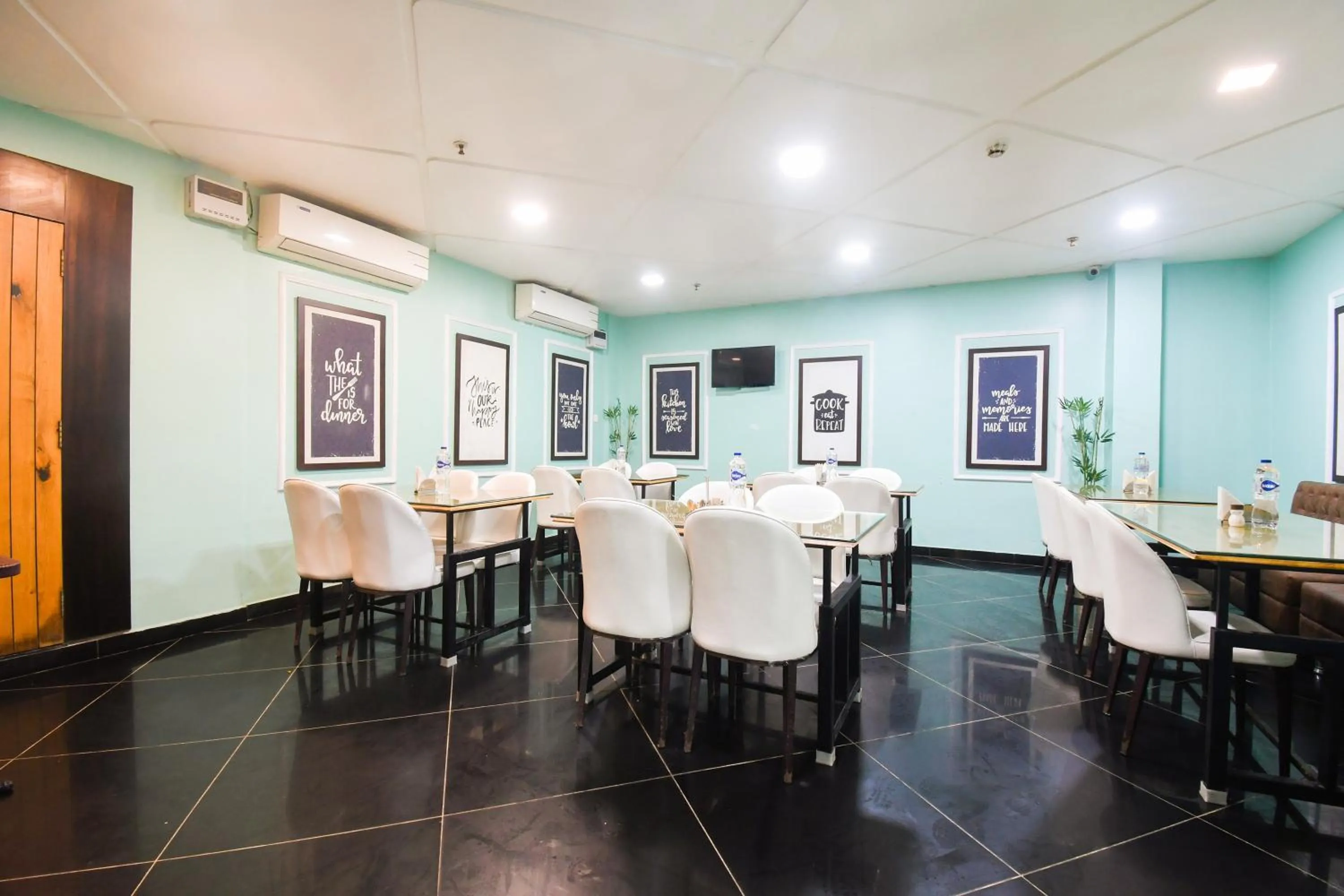 Restaurant/places to eat in Super Townhouse Near Marine Drive