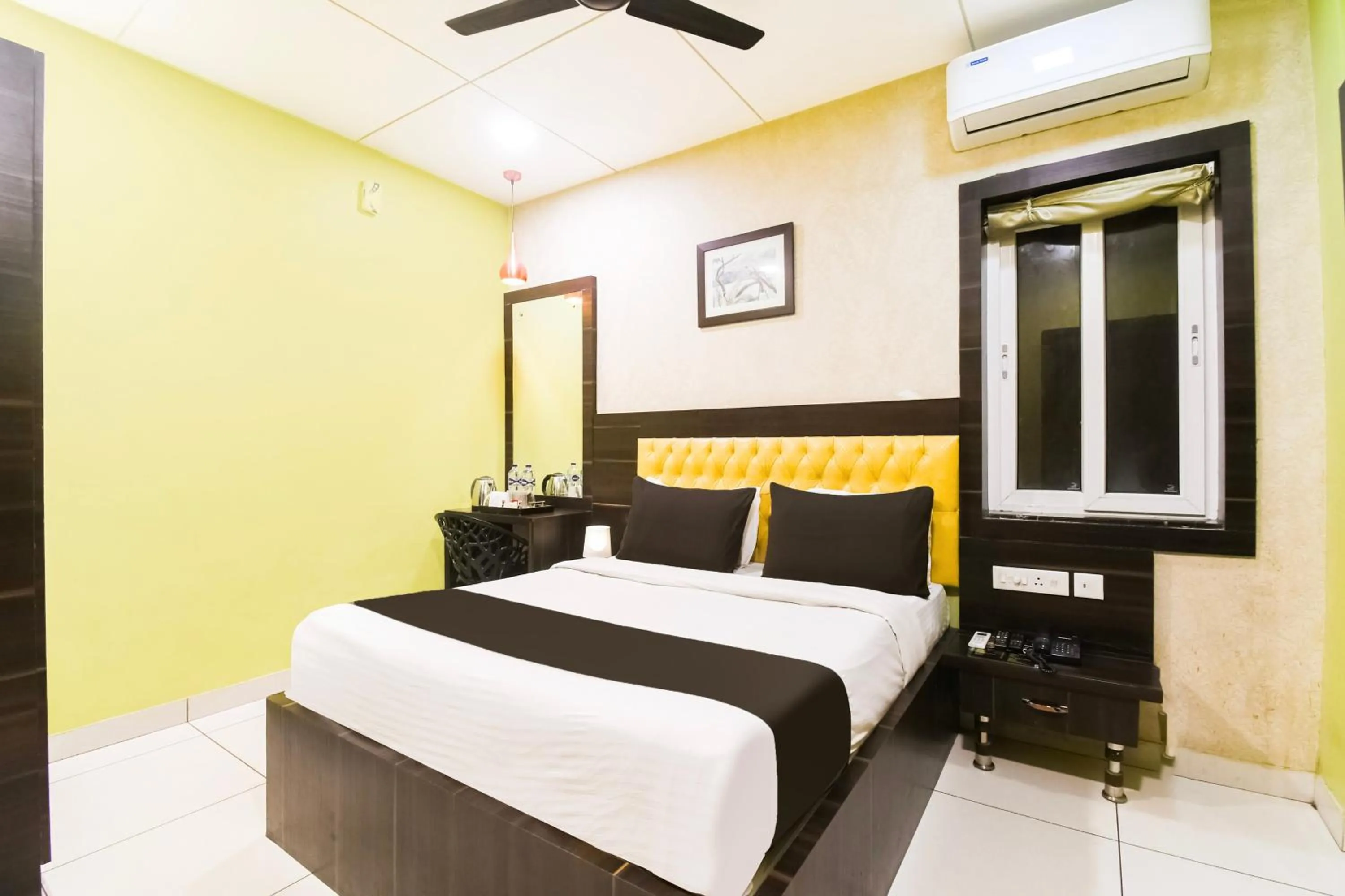Bedroom, Bed in Super Townhouse Near Marine Drive