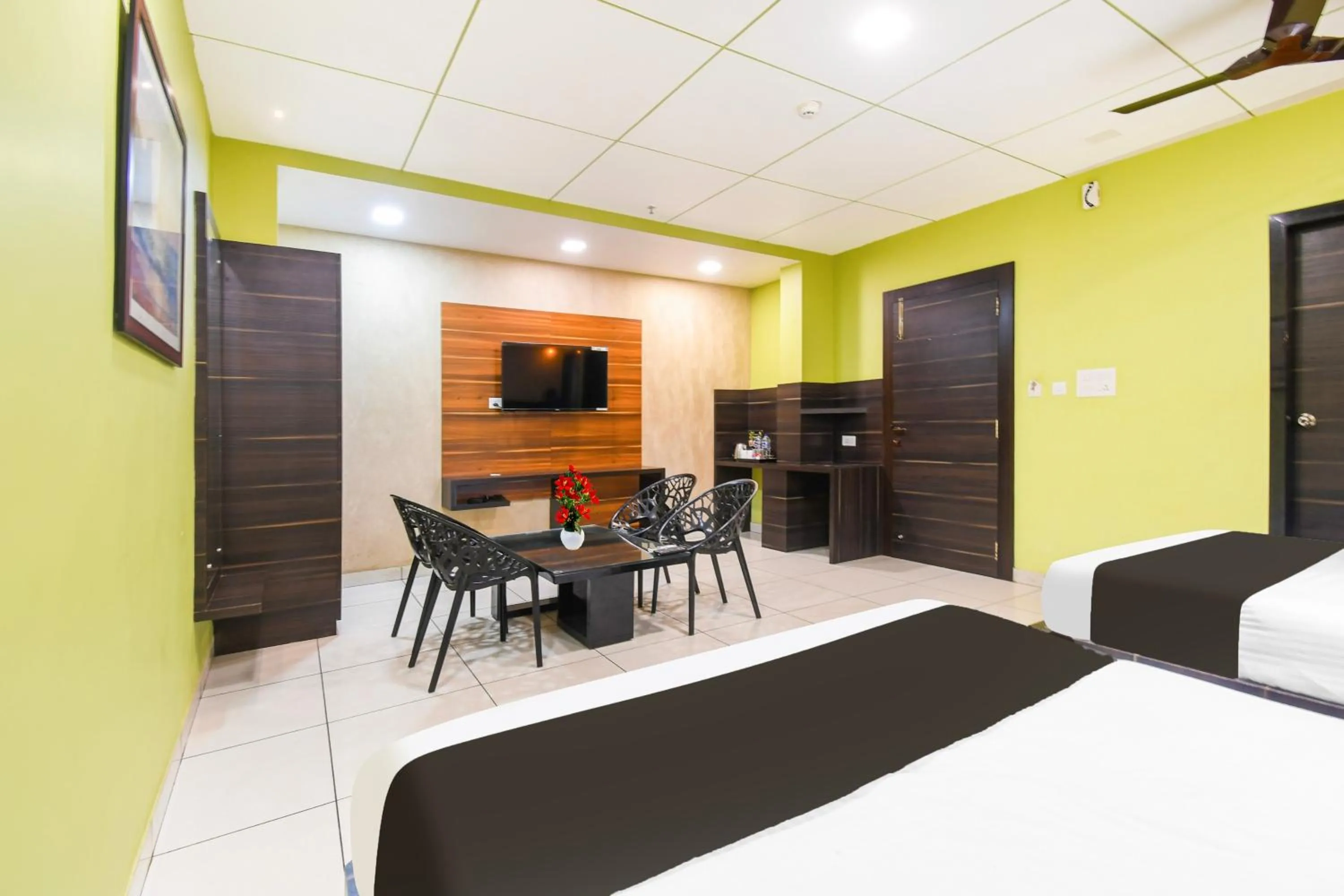 Bedroom, Bed in Super Townhouse Near Marine Drive