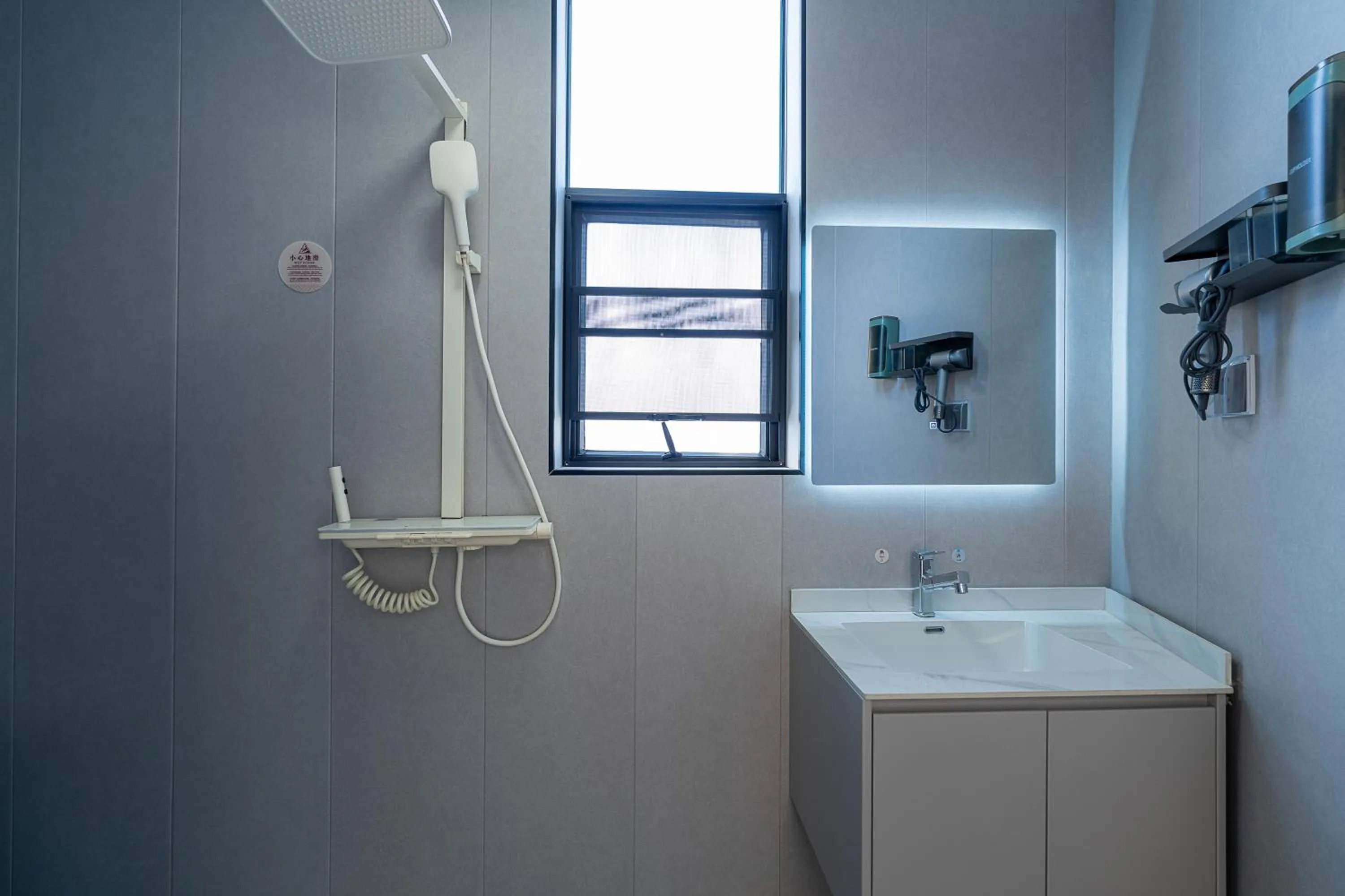 Shower in Wuyi Whispering Maple