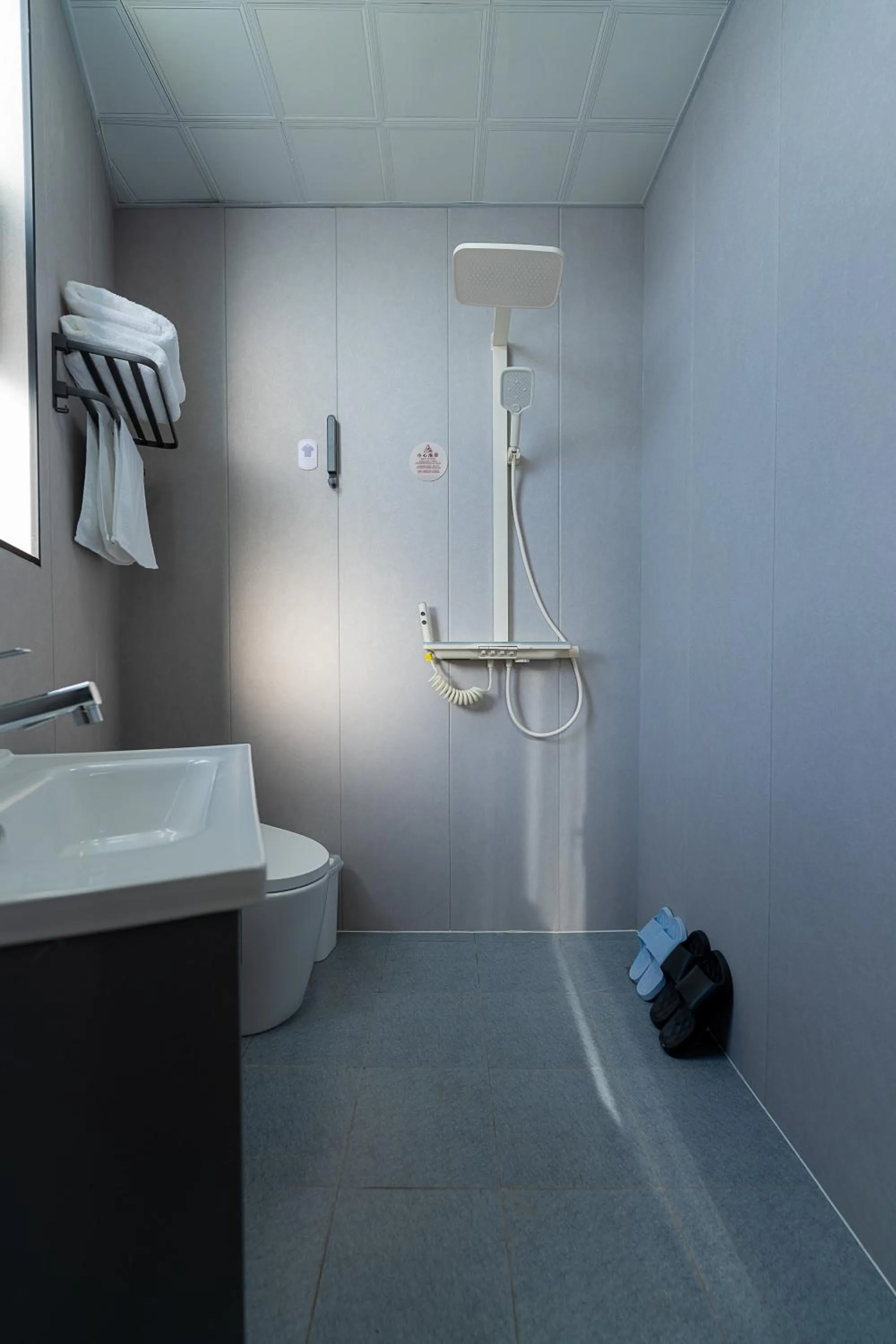 Shower in Wuyi Whispering Maple