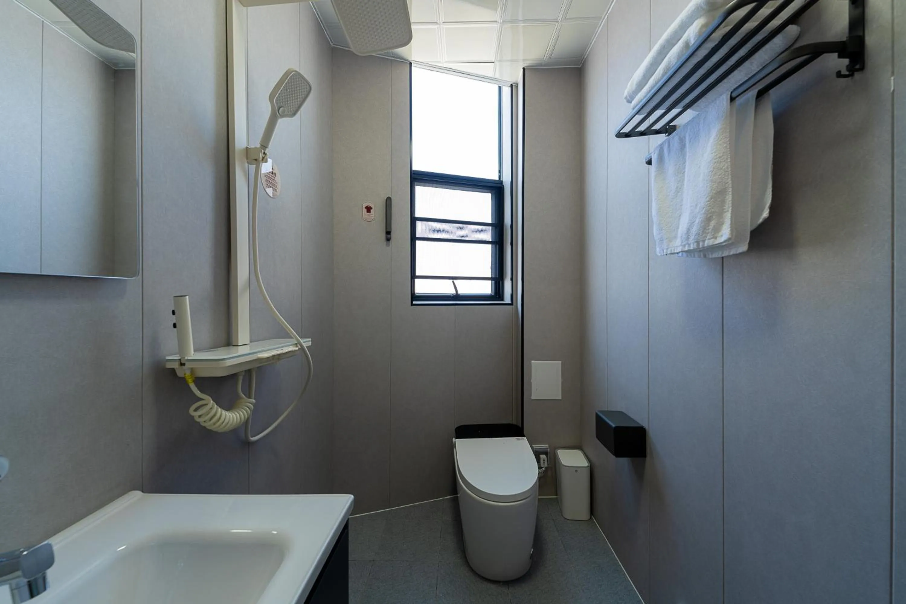 Shower in Wuyi Whispering Maple