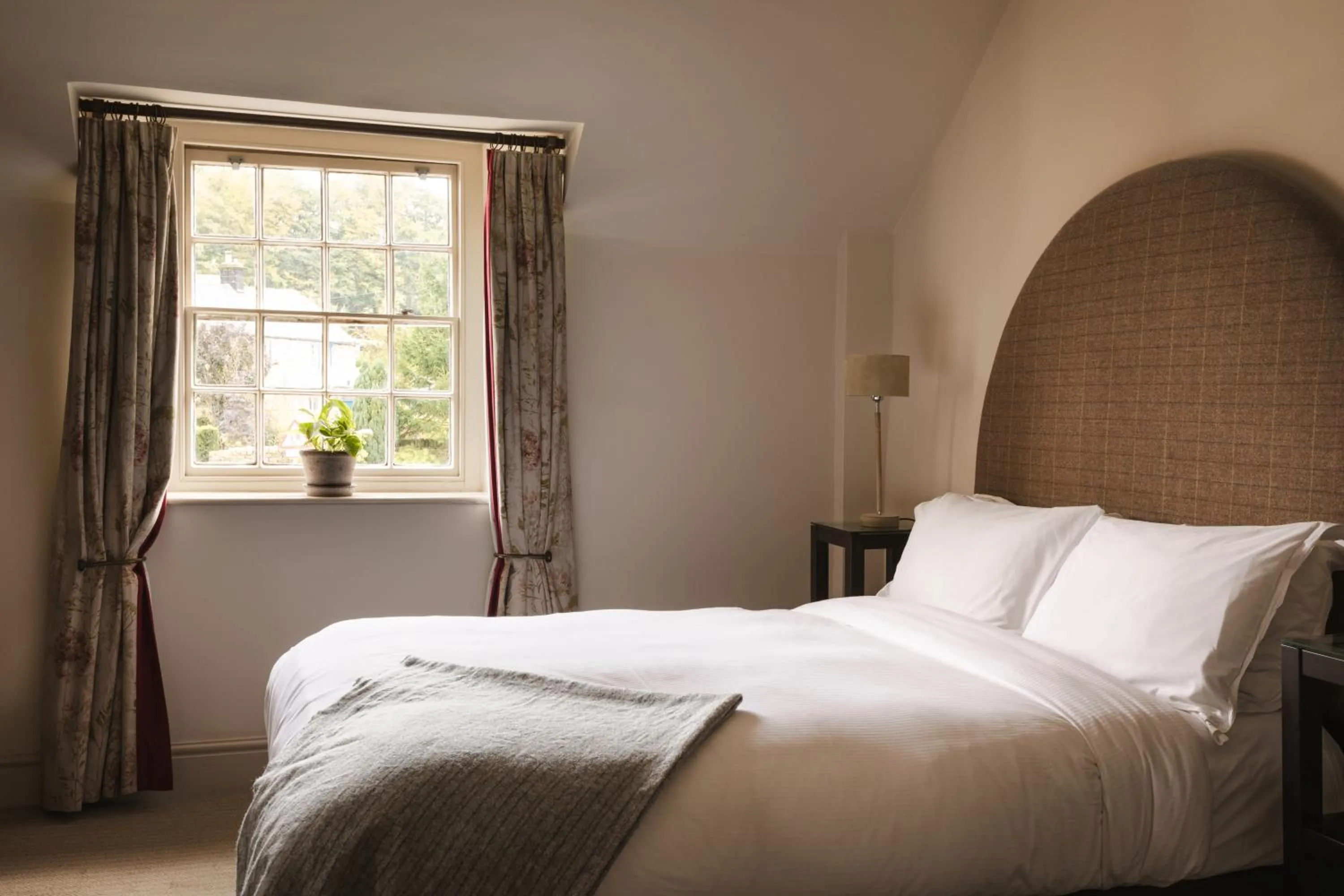 Bedroom, Bed in The Pilsley Inn - Chatsworth