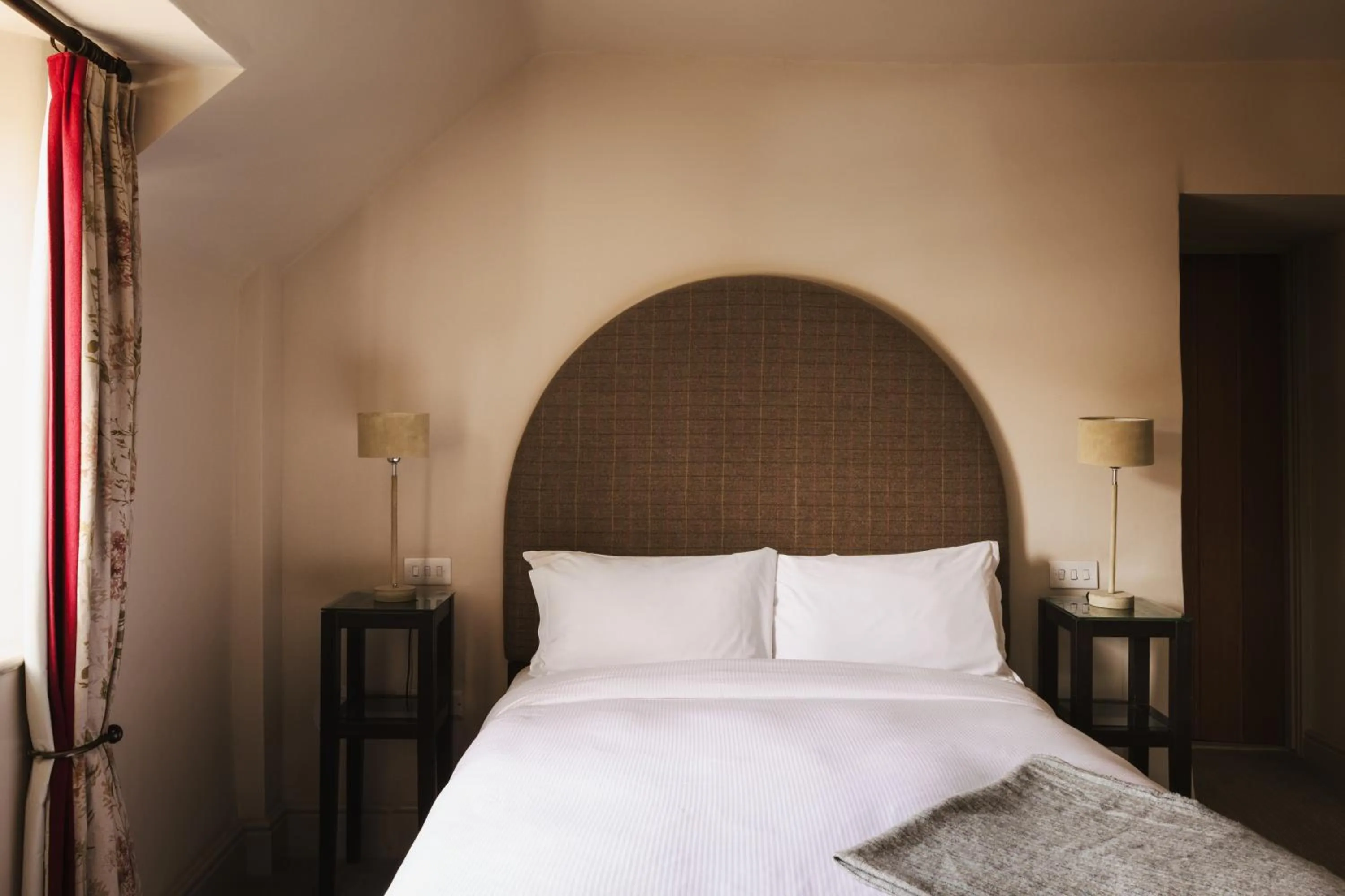 Bed in The Pilsley Inn - Chatsworth