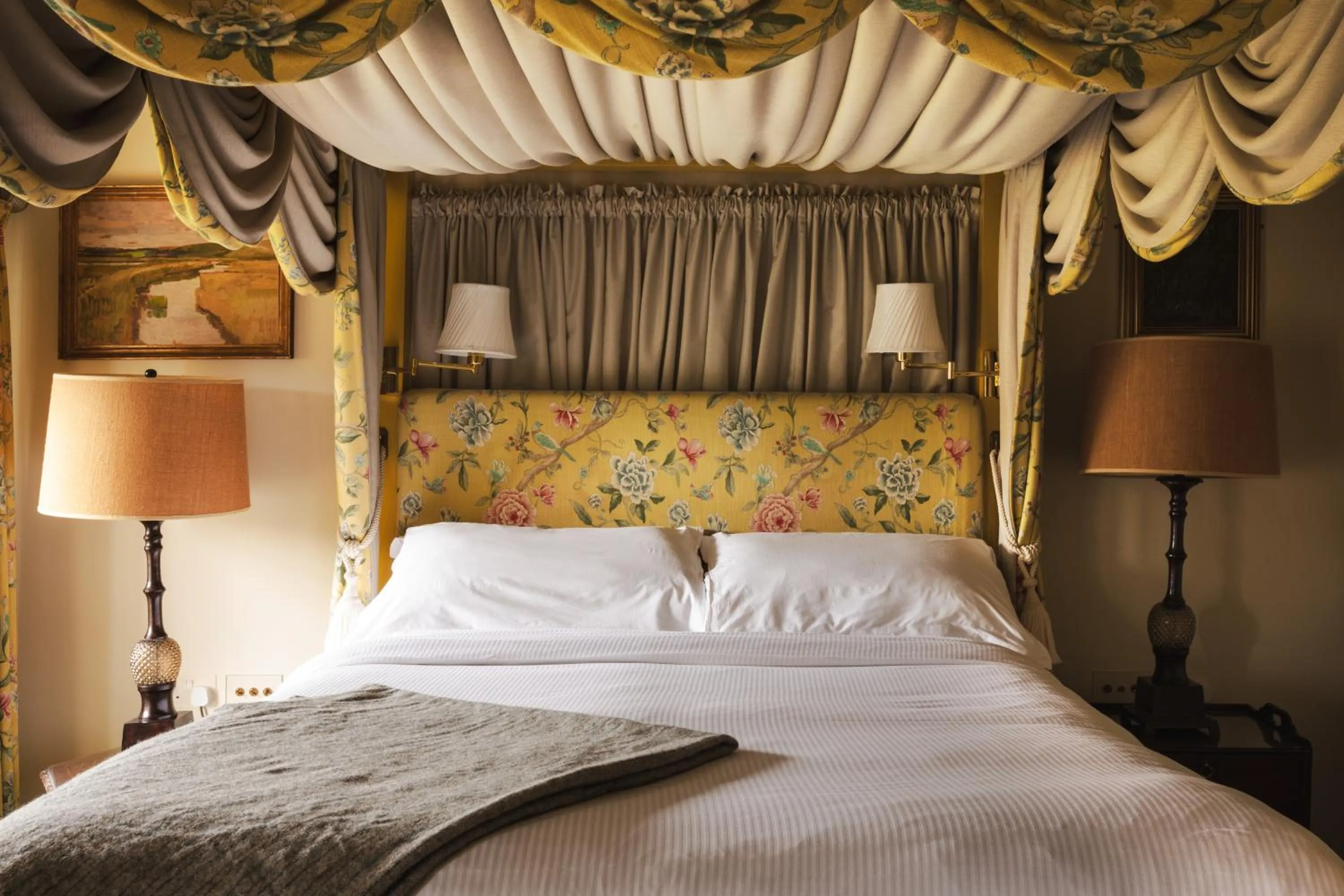 Bedroom, Bed in The Pilsley Inn - Chatsworth