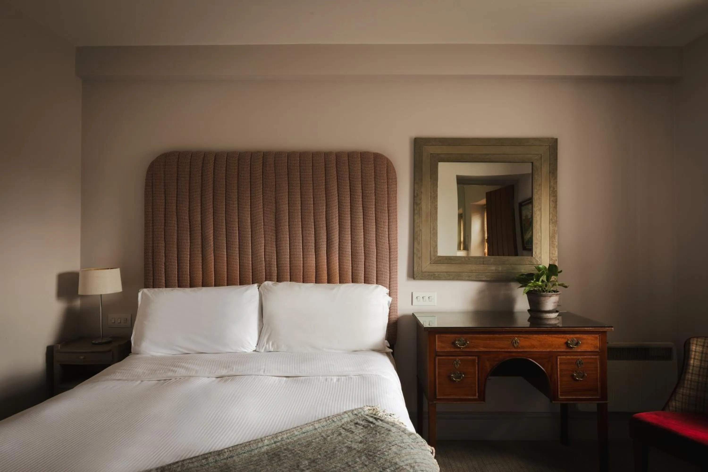 Bedroom, Bed in The Pilsley Inn - Chatsworth