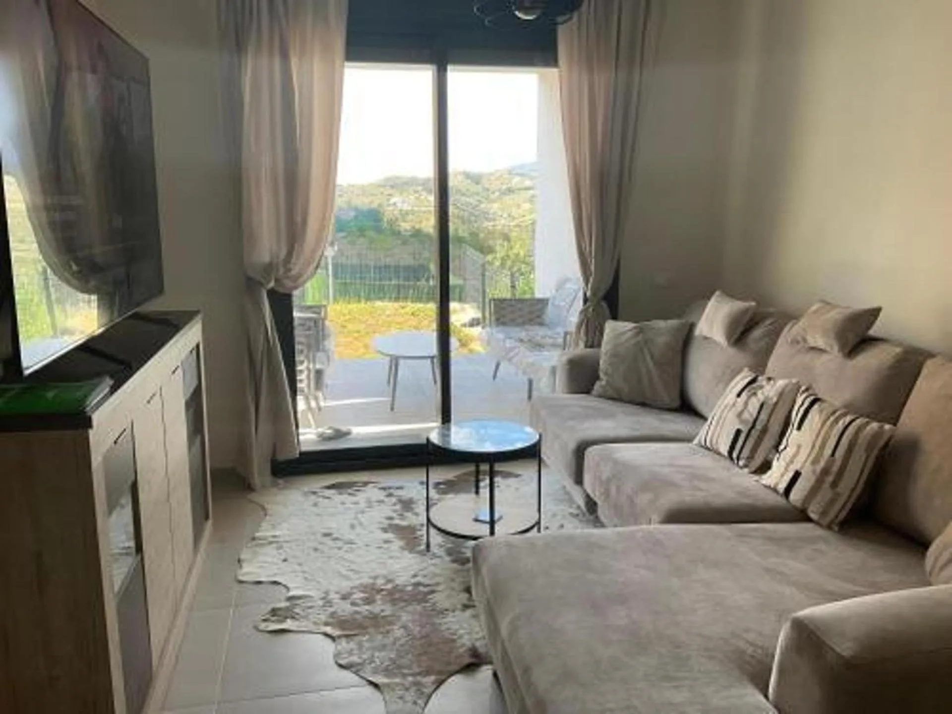 6 Guests - 3 Bedrooms - Private Garden - Pool