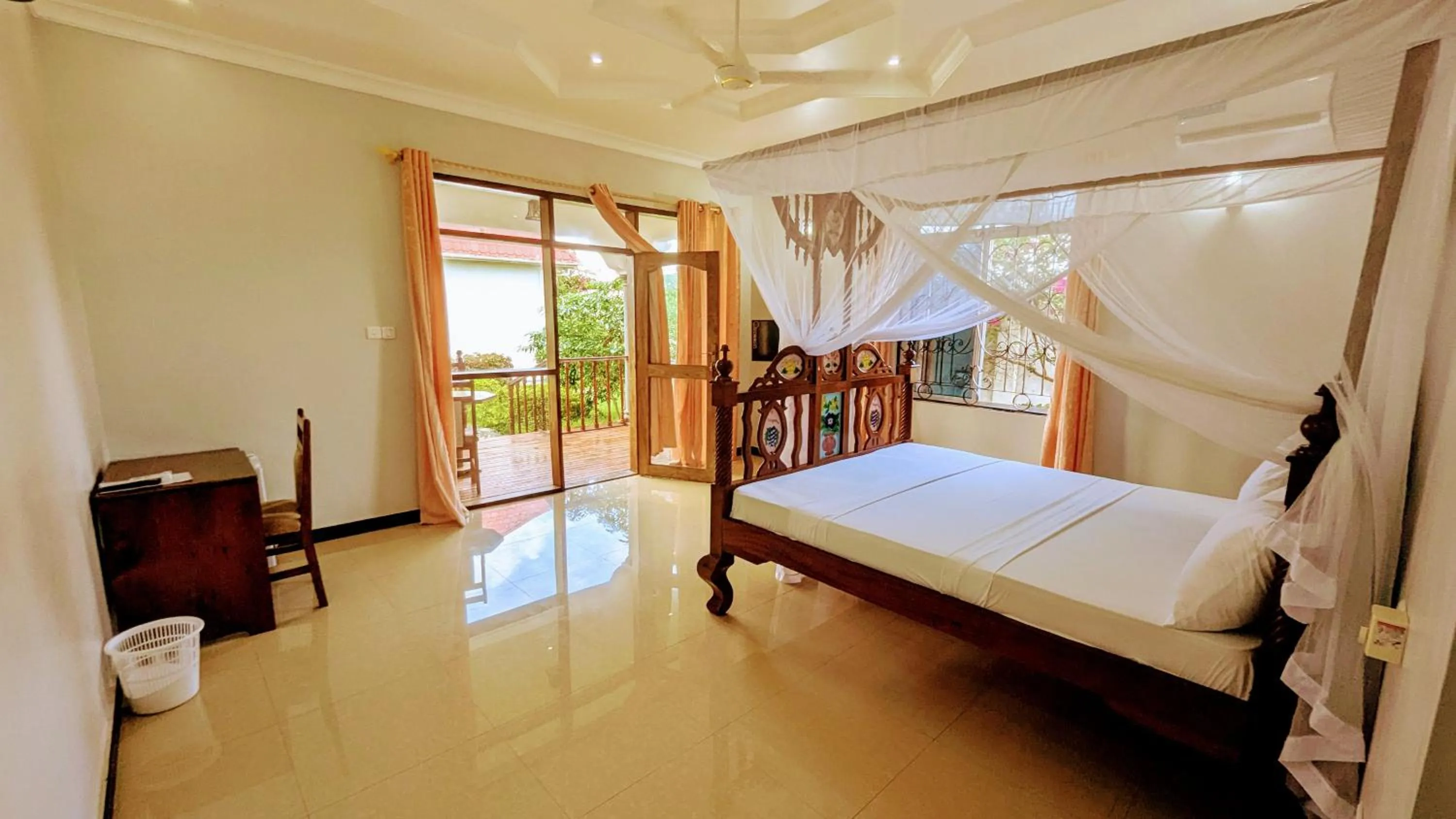 Bedroom, Bed in Crown View Hotel