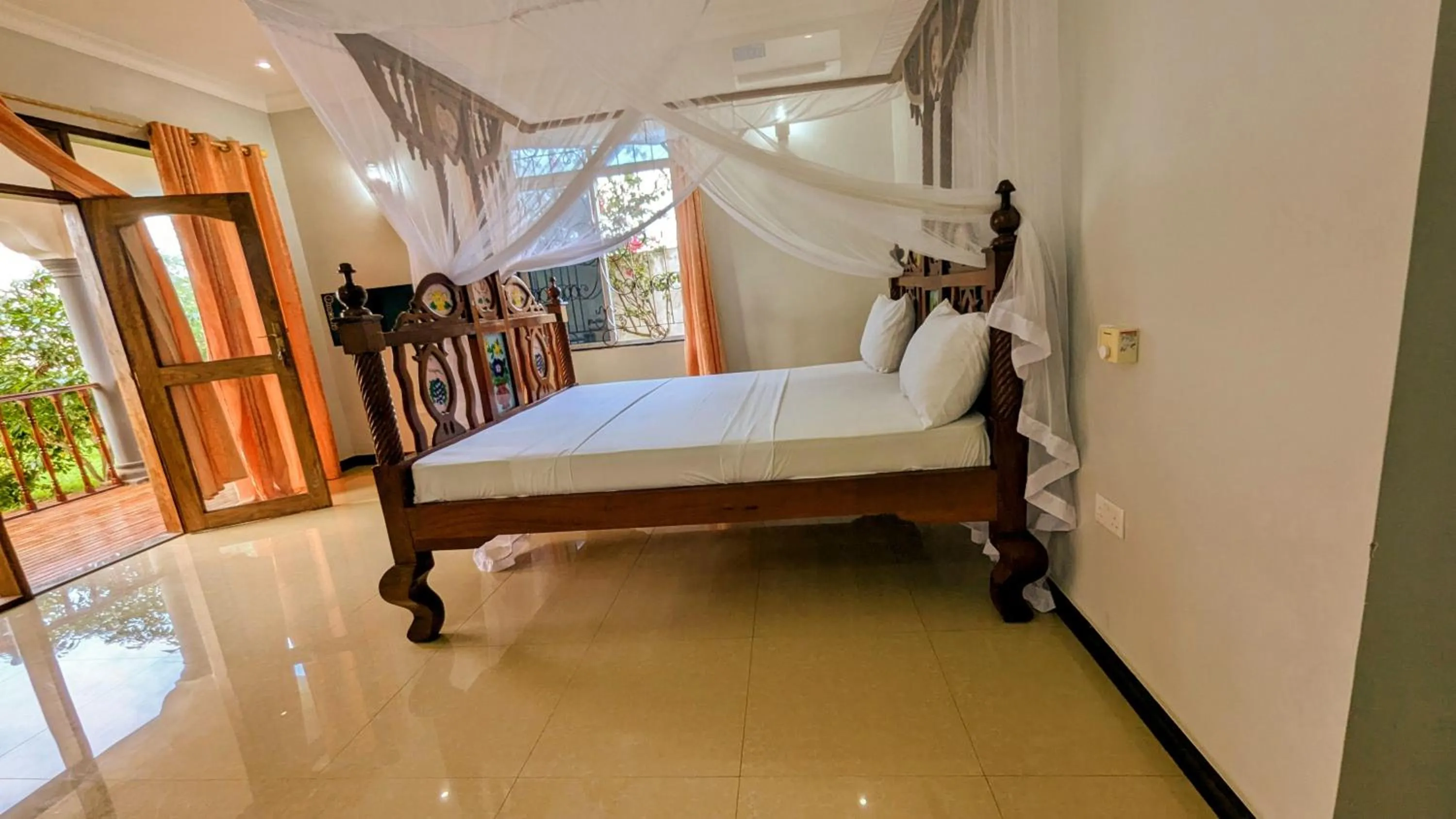 Bedroom, Bed in Crown View Hotel