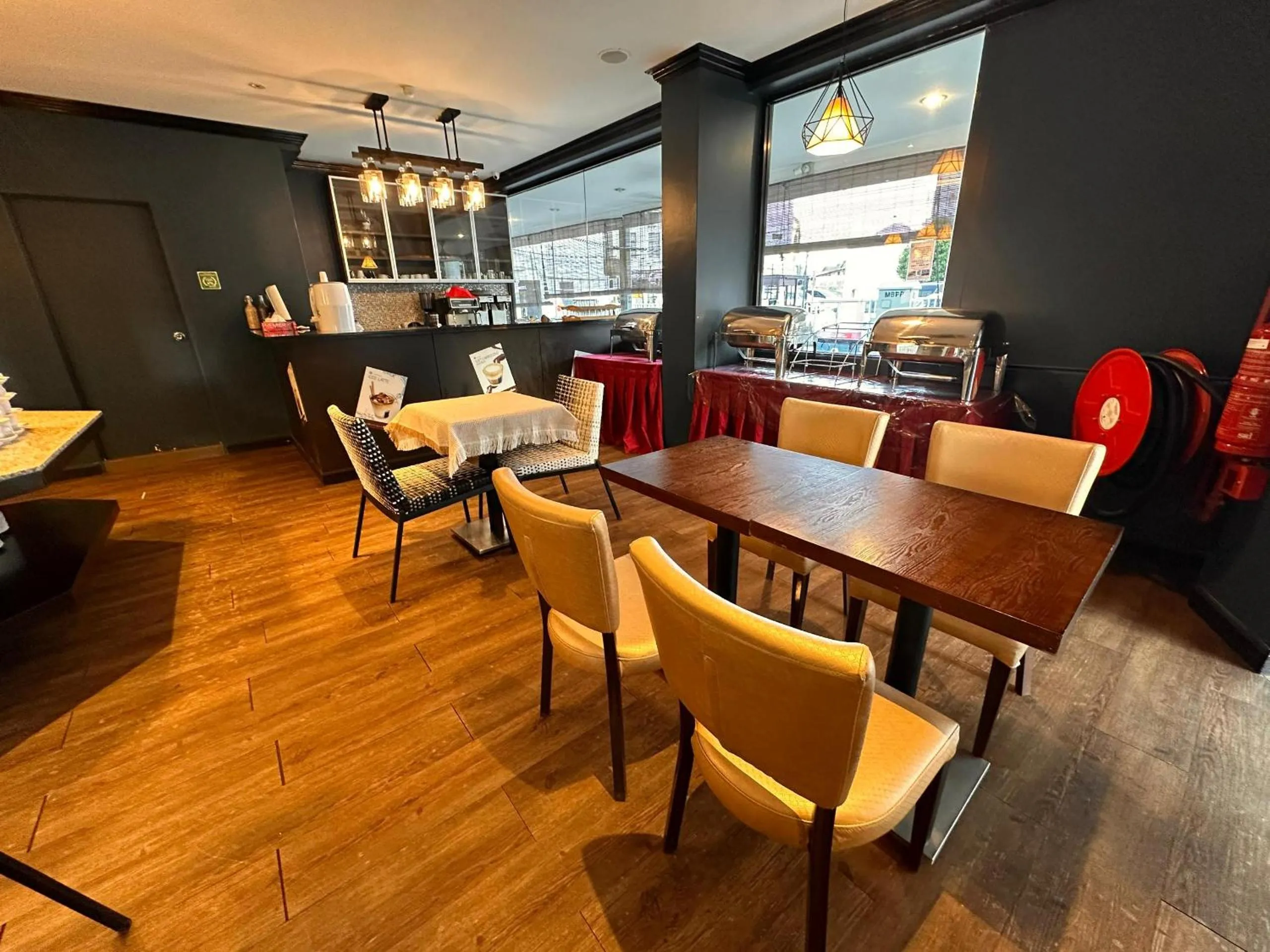 Restaurant/places to eat in Merchant Hotel