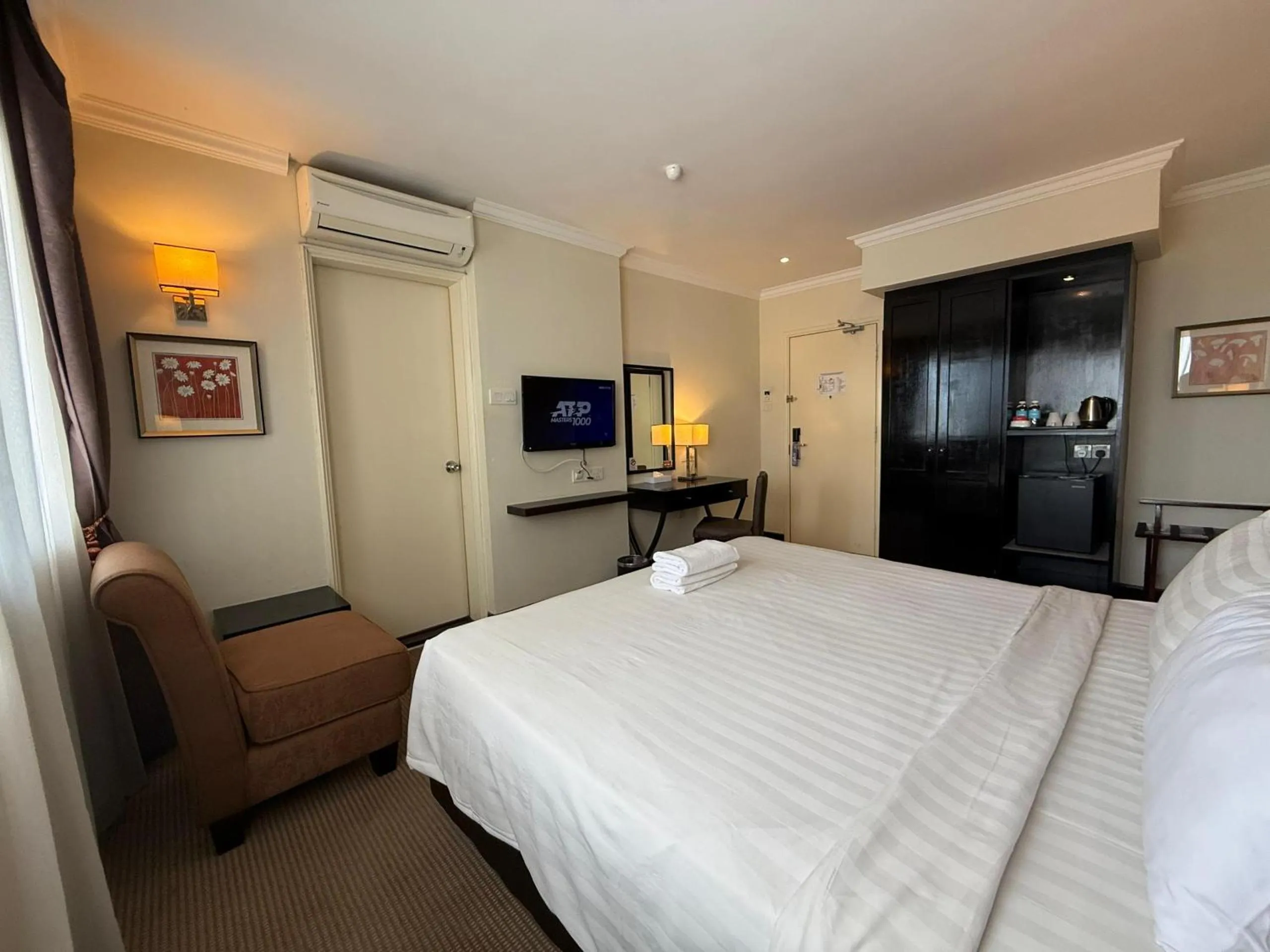 Bedroom, Bed in Merchant Hotel