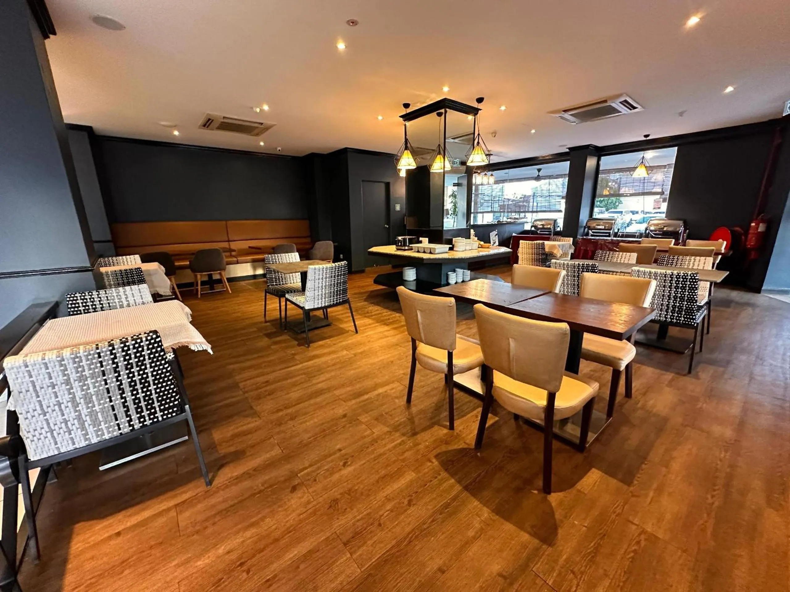 Restaurant/places to eat in Merchant Hotel