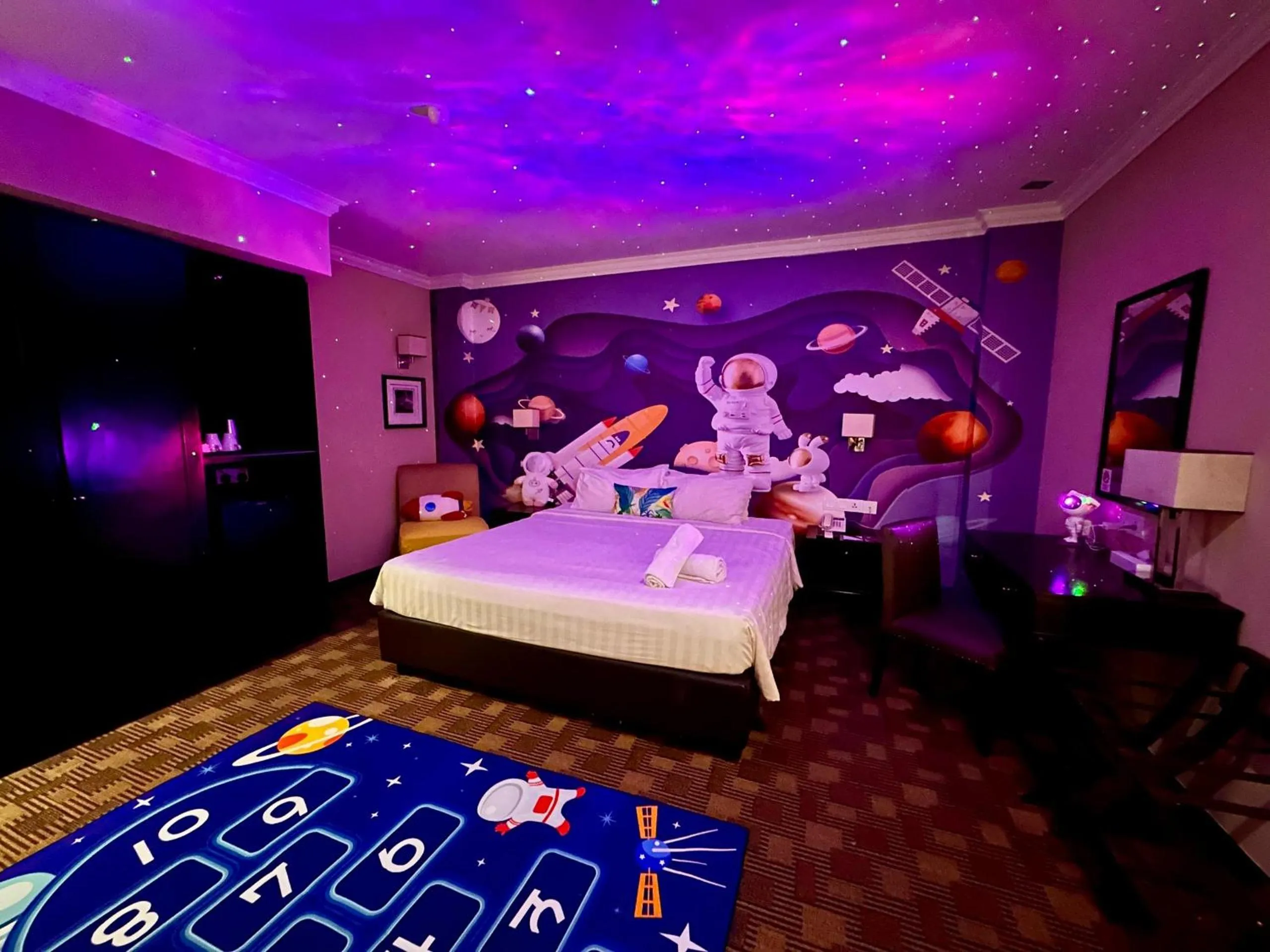 Bedroom, Bed in Merchant Hotel