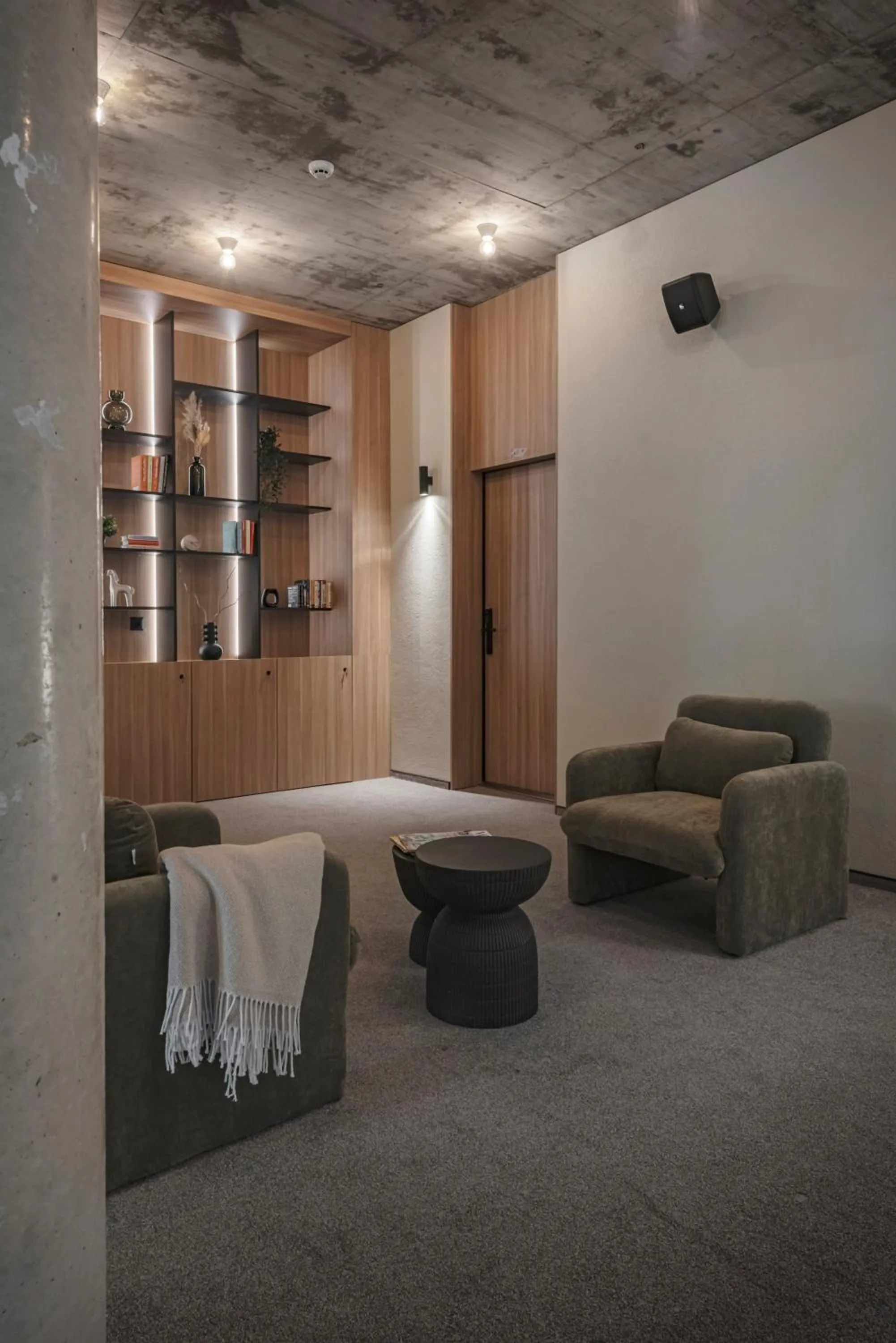 Communal lounge/ TV room in LAJOS Hotel