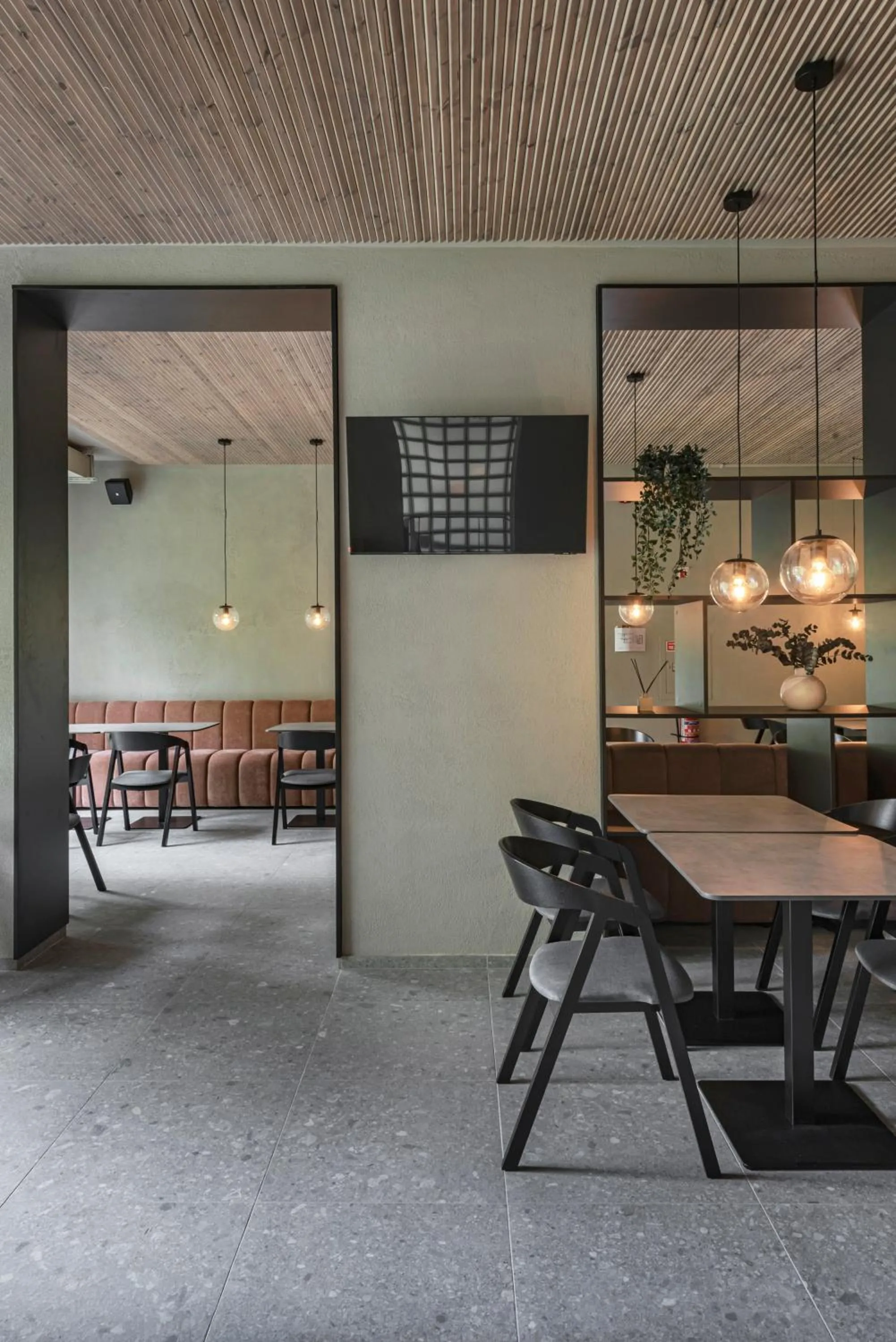 Restaurant/places to eat in LAJOS Hotel