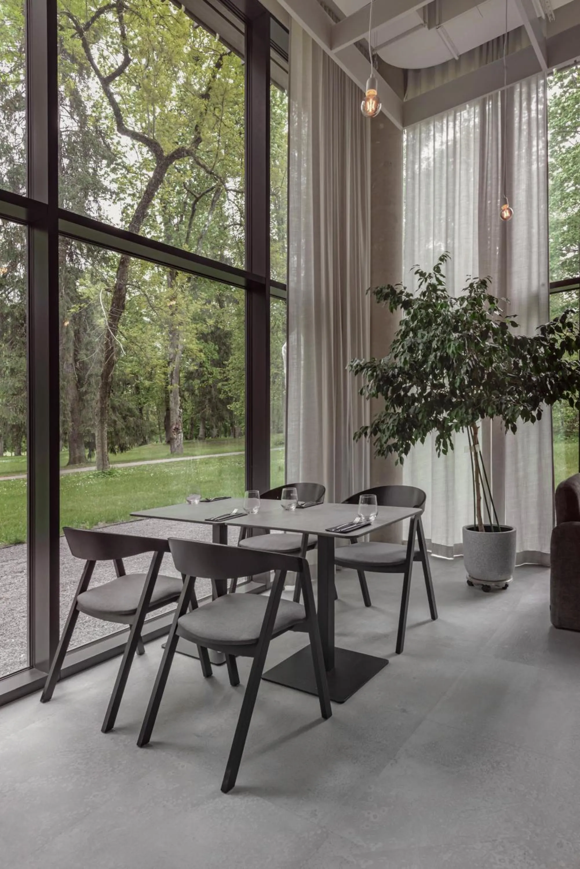 Restaurant/places to eat in LAJOS Hotel
