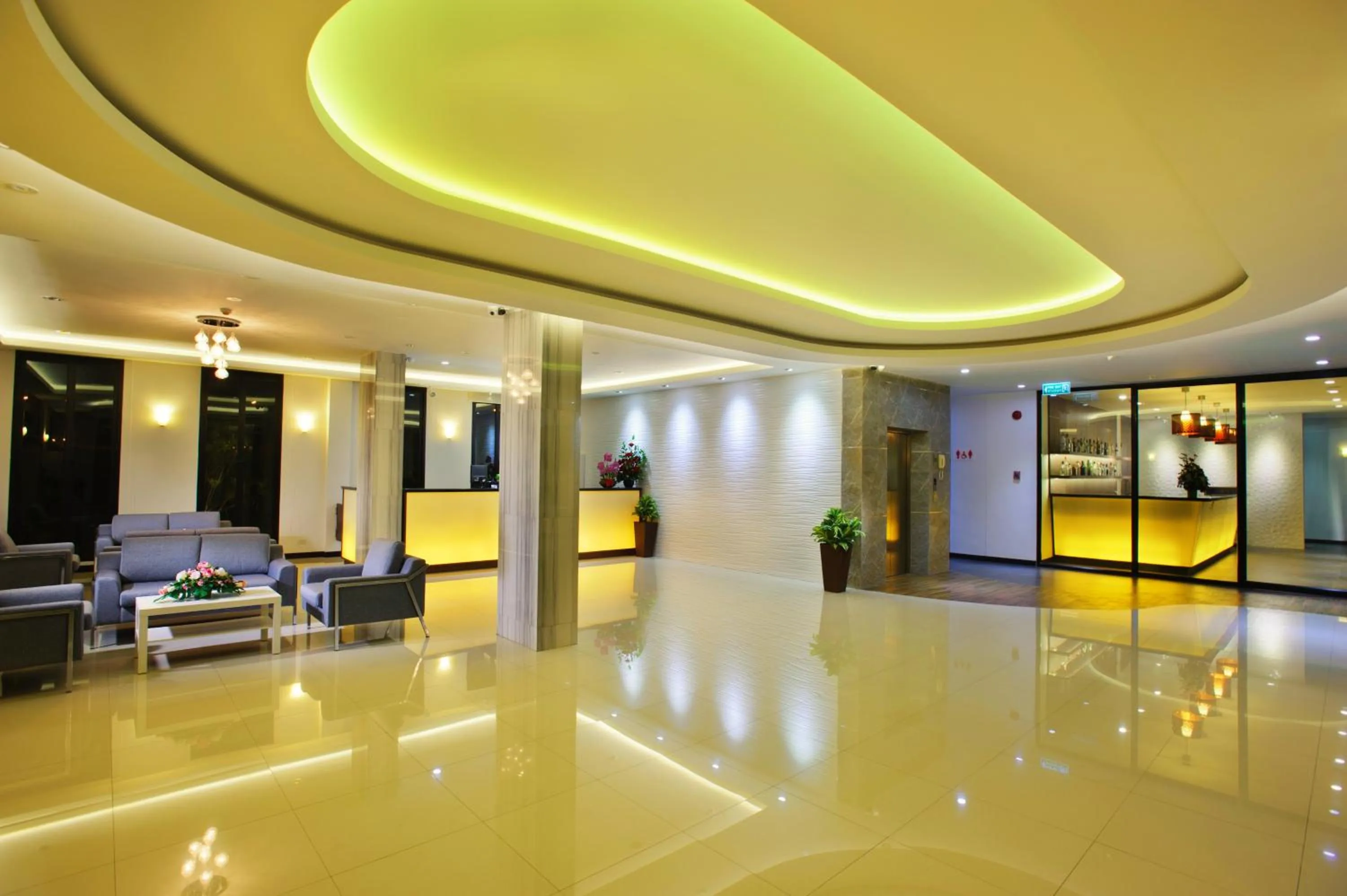 Communal lounge/ TV room in Coco View Hotel