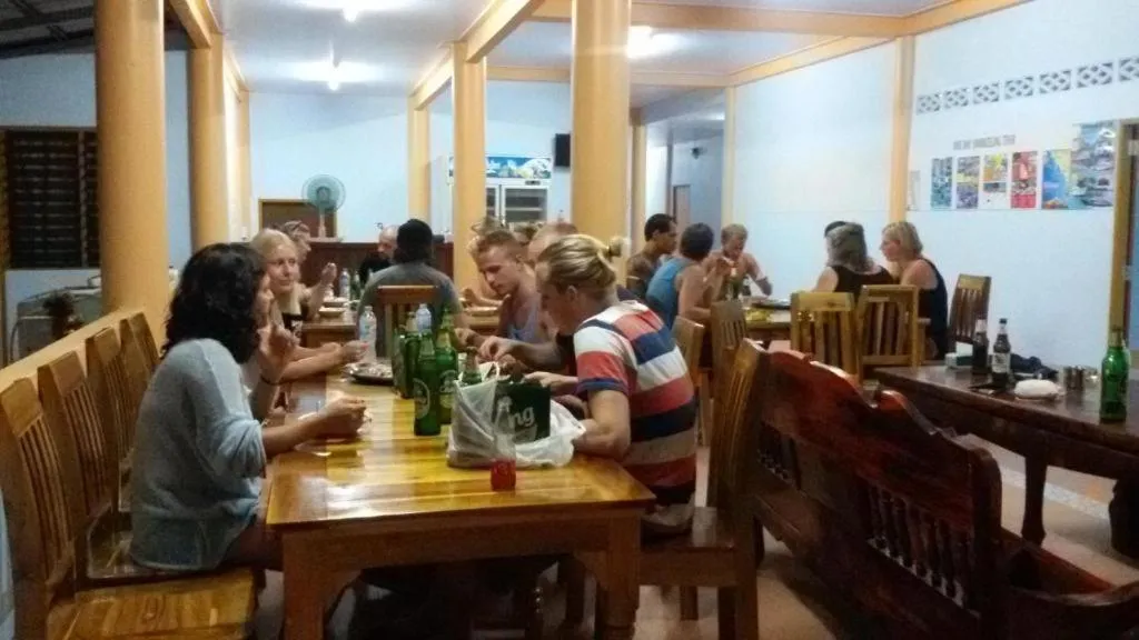 Restaurant/places to eat in Peace Lanta Mansion