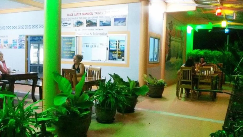 Restaurant/places to eat in Peace Lanta Mansion