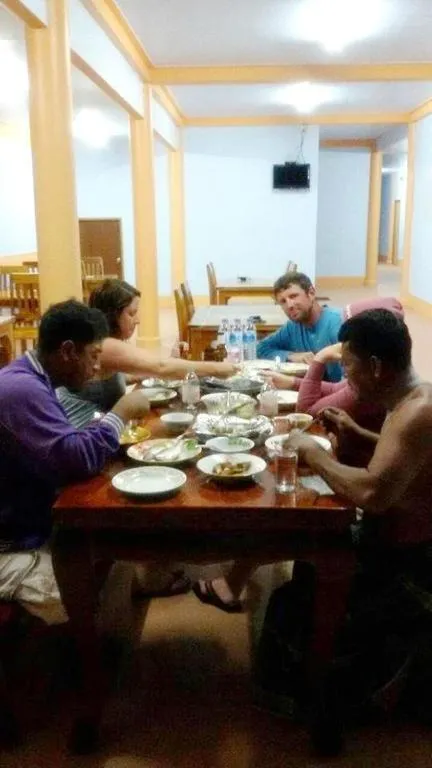 Restaurant/places to eat in Peace Lanta Mansion