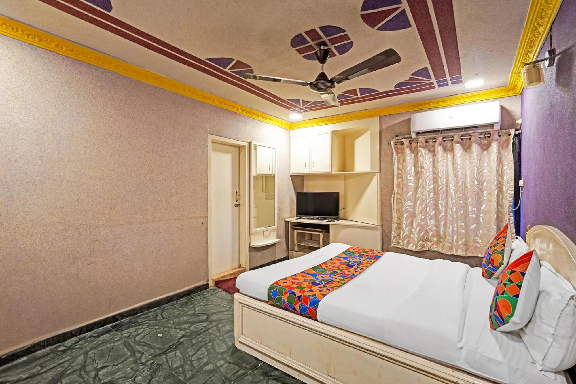 Bed in FabHotel Bridge