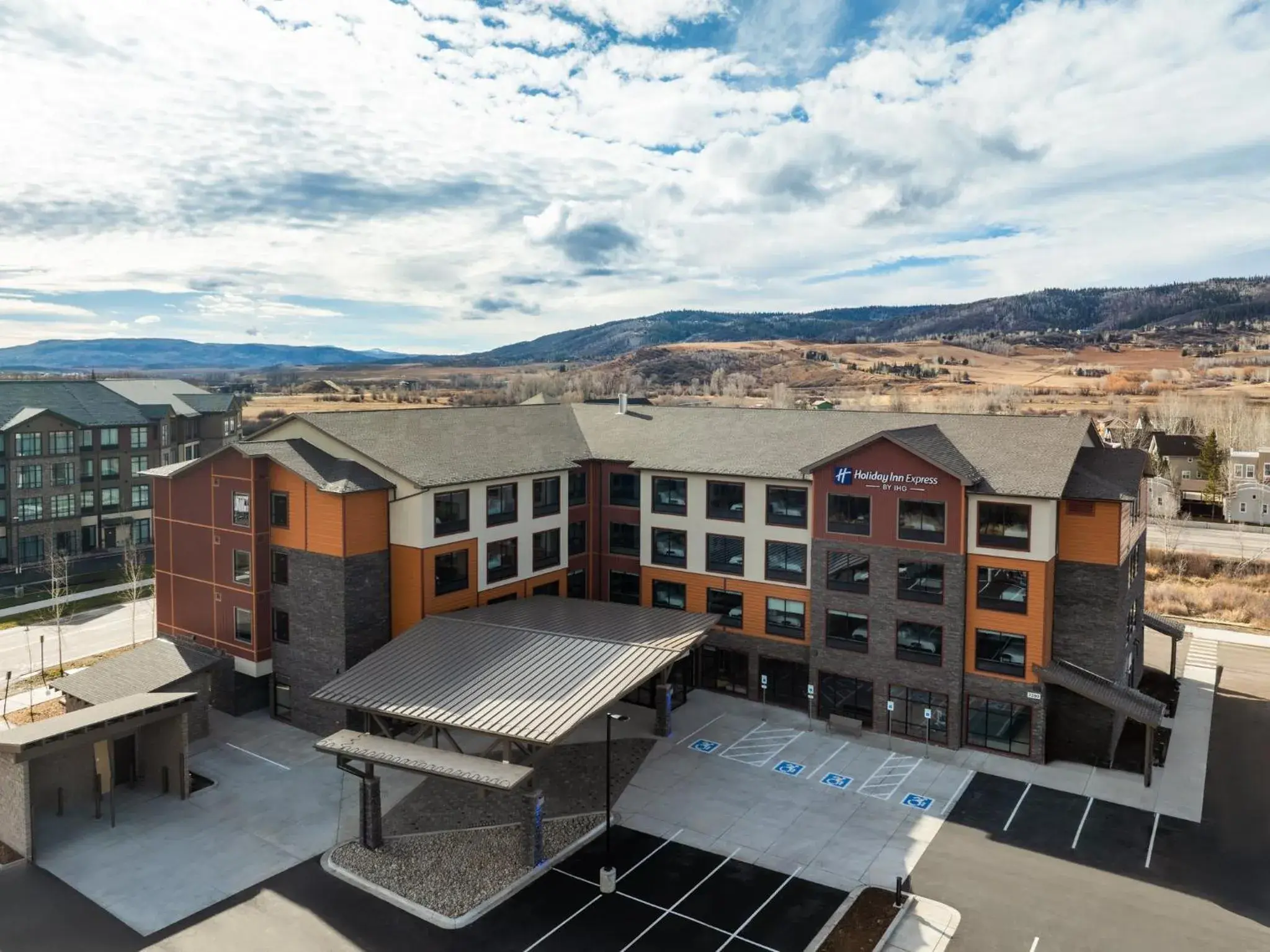 Property building in Holiday Inn Express & Suites Steamboat Springs by IHG Property building in Holiday Inn Express & Suites Steamboat Springs by IHG