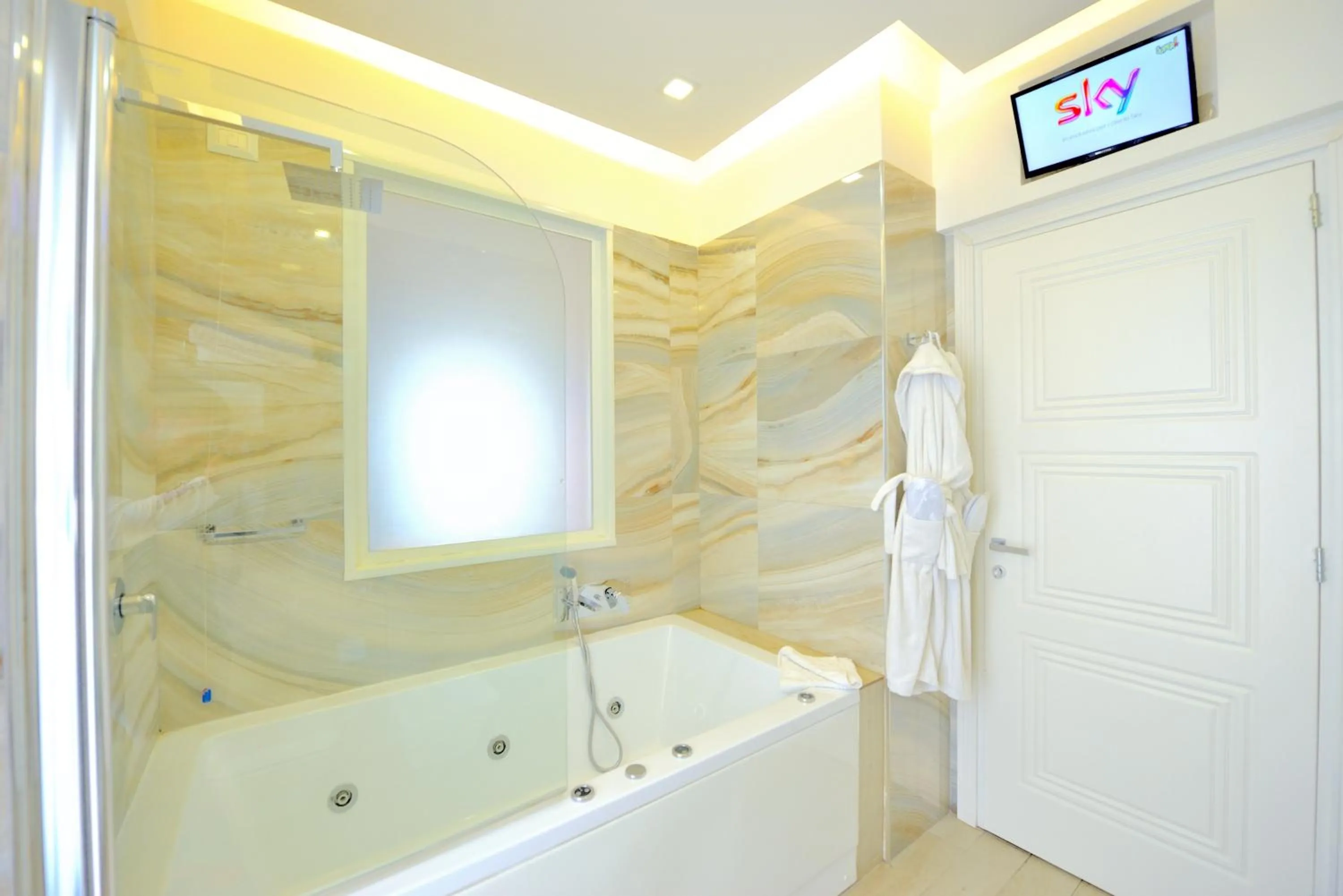 Hot Tub in Terrazza Marco Antonio Luxury Suite