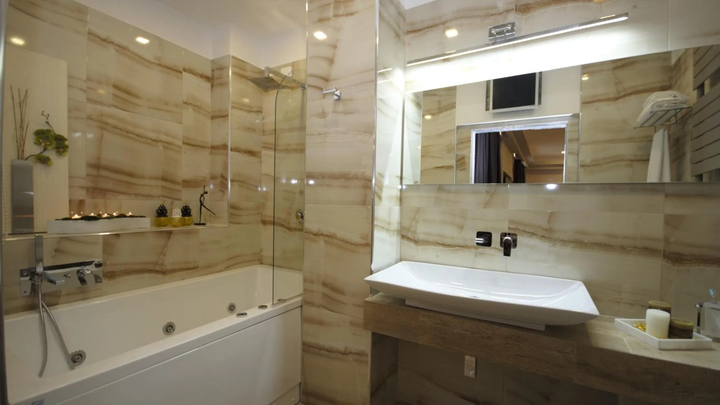 Hot Tub in Terrazza Marco Antonio Luxury Suite