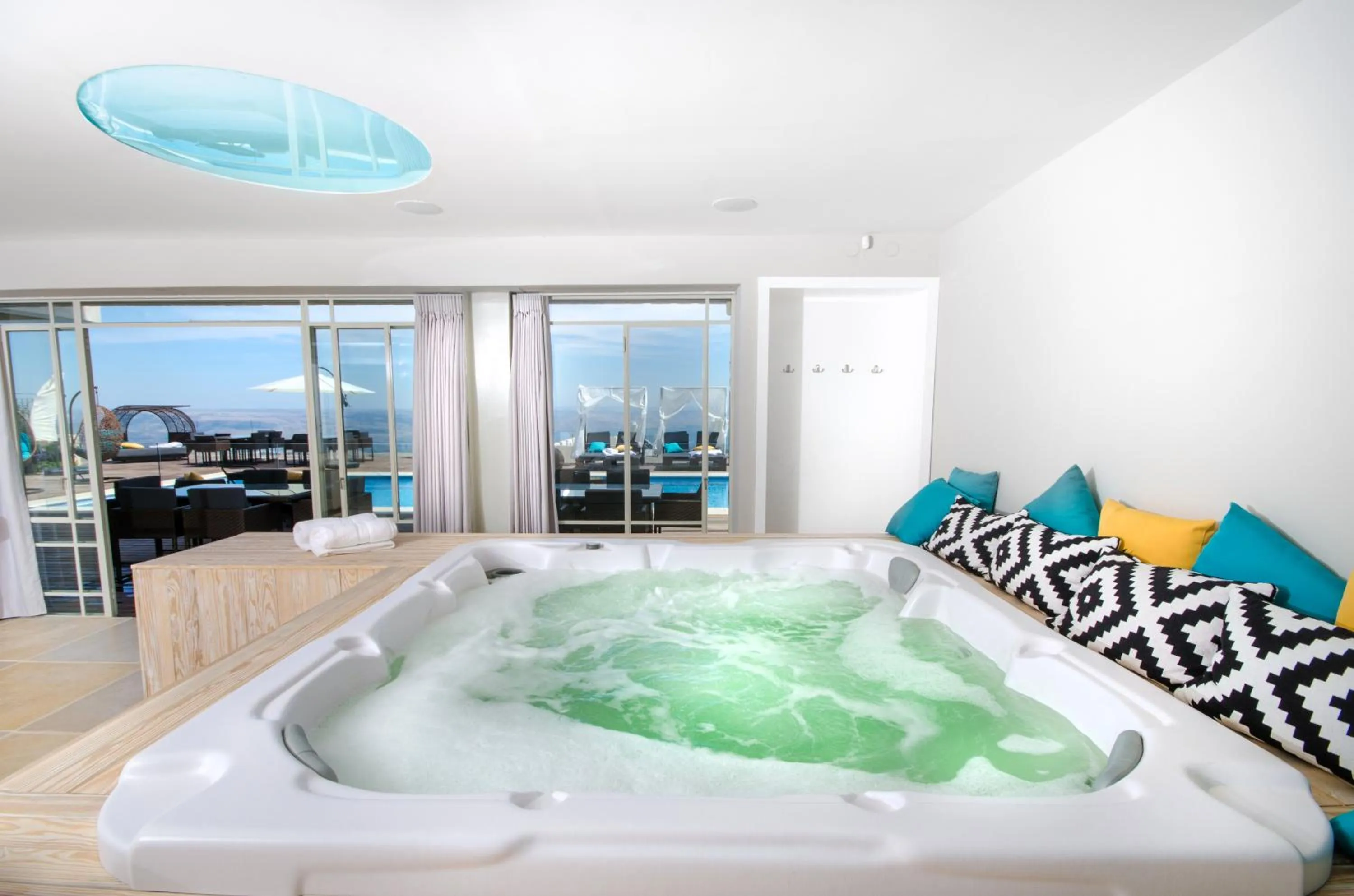 Hot Tub in Chateau Glili