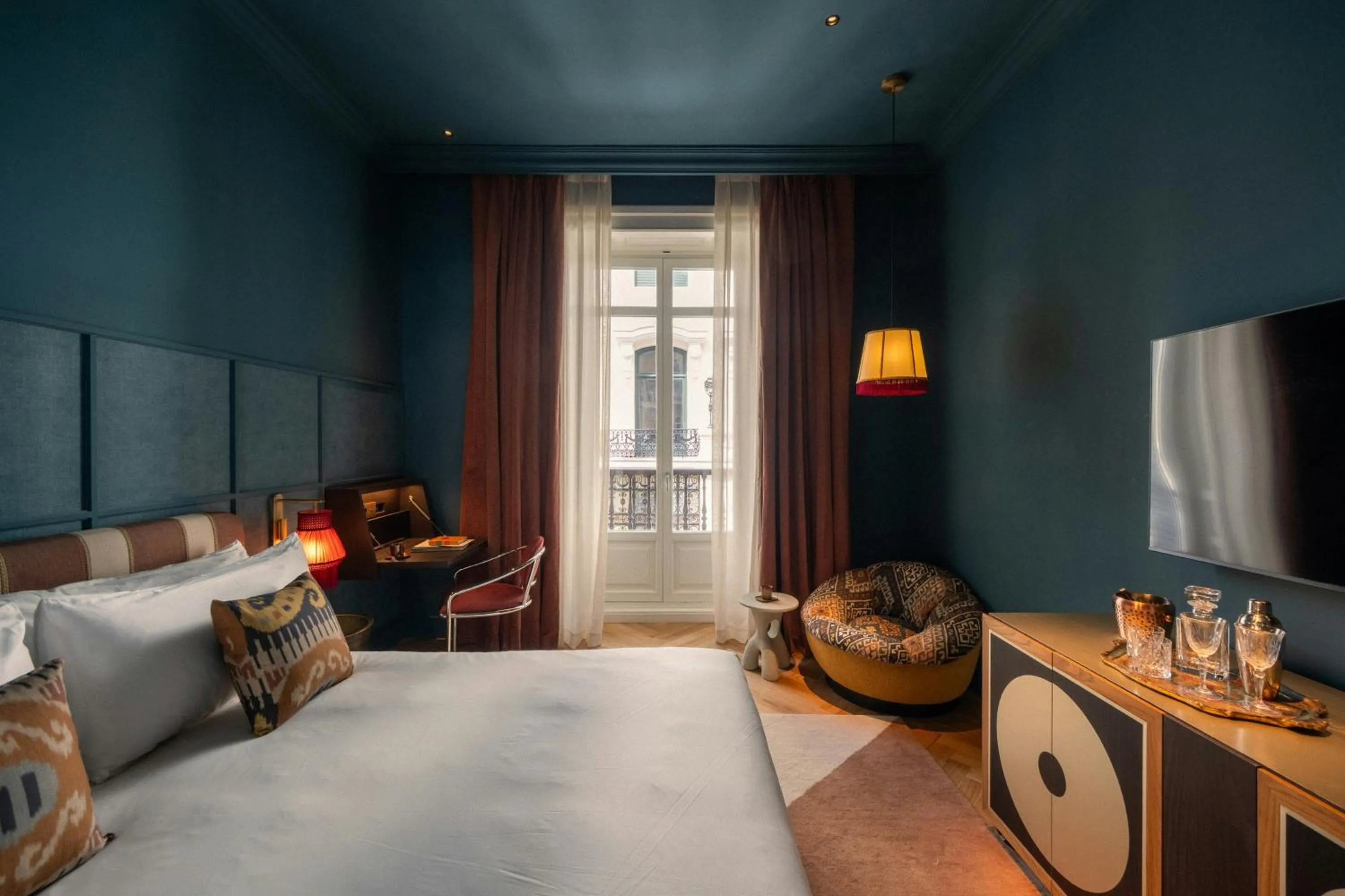 Property building, Bed in Nômade Temple Madrid