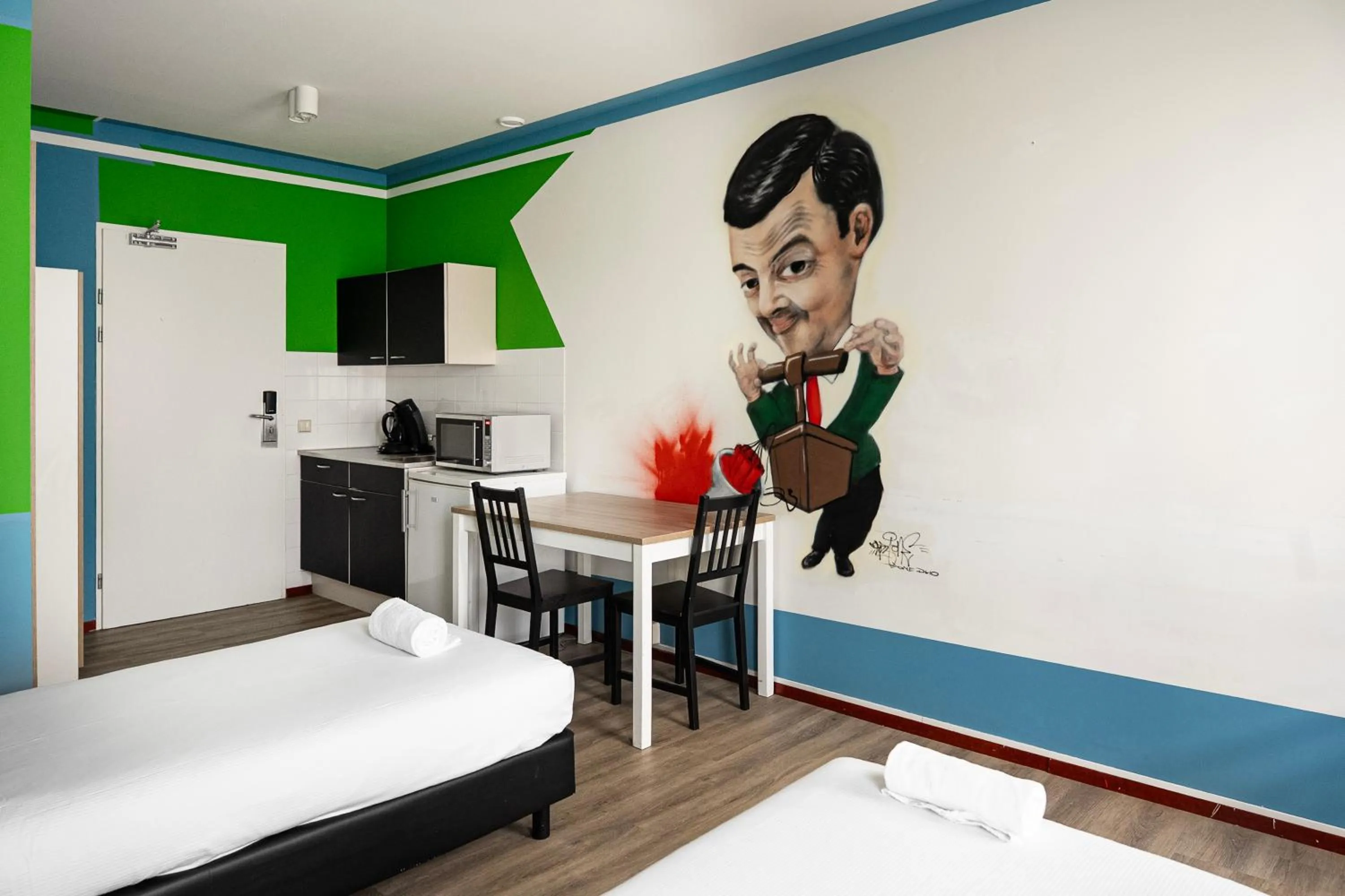 kitchen, Bed in Amsterdam Teleport Hotel