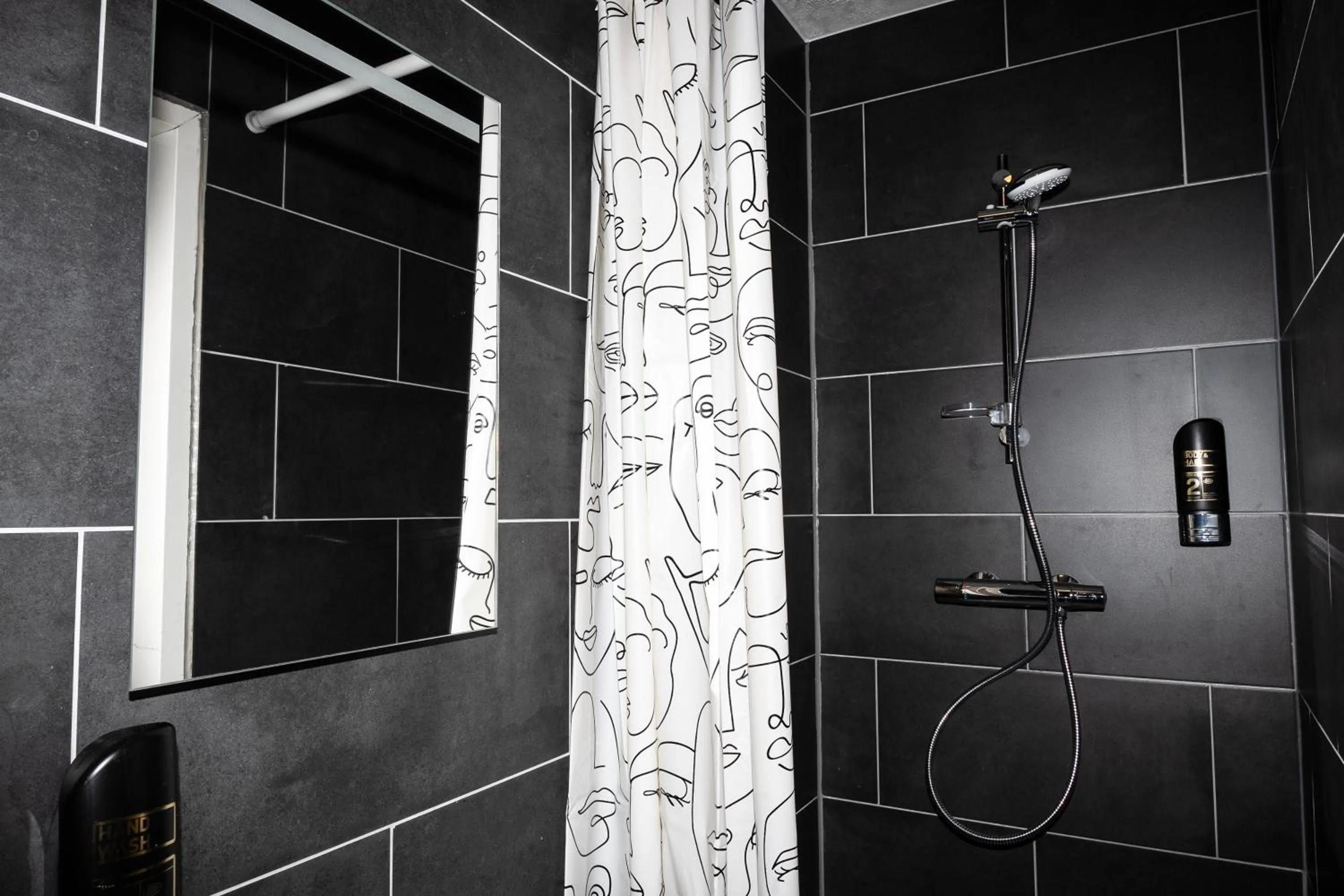 Bathroom in Amsterdam Teleport Hotel