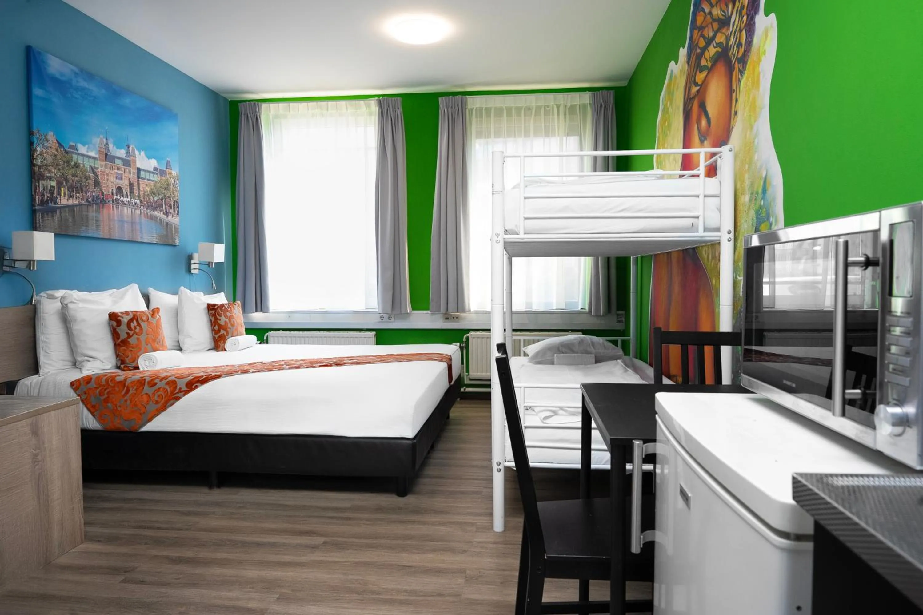 Bed in Amsterdam Teleport Hotel - Free Parking