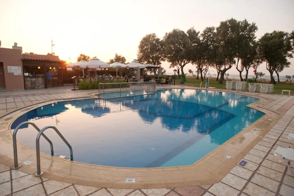 Swimming pool in Lito Beach Hotel