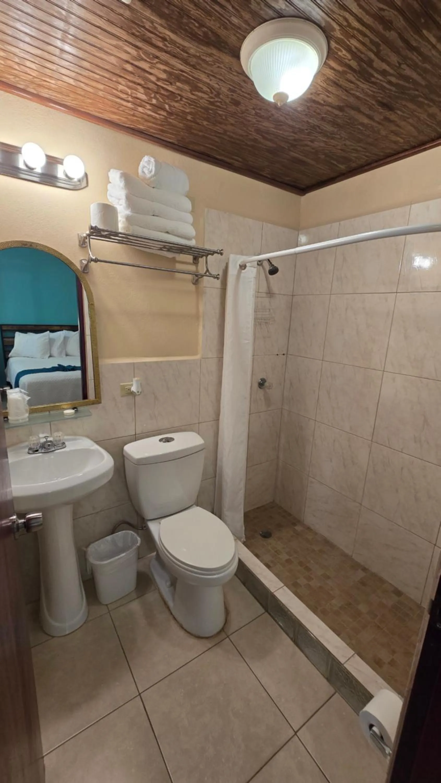 Shower in I Love Combate Rooms & Suites