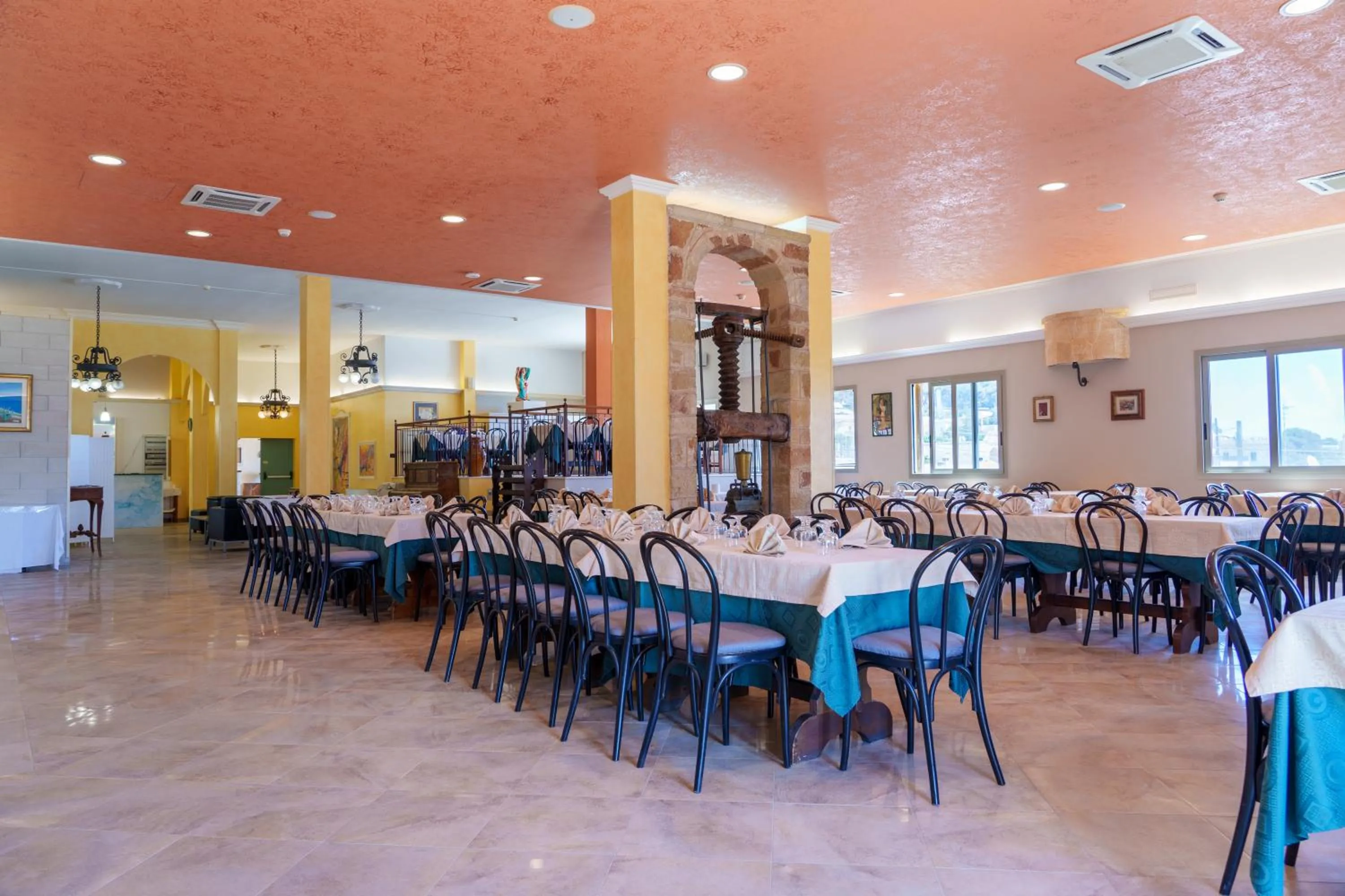 Restaurant/places to eat in Hotel Le Macine