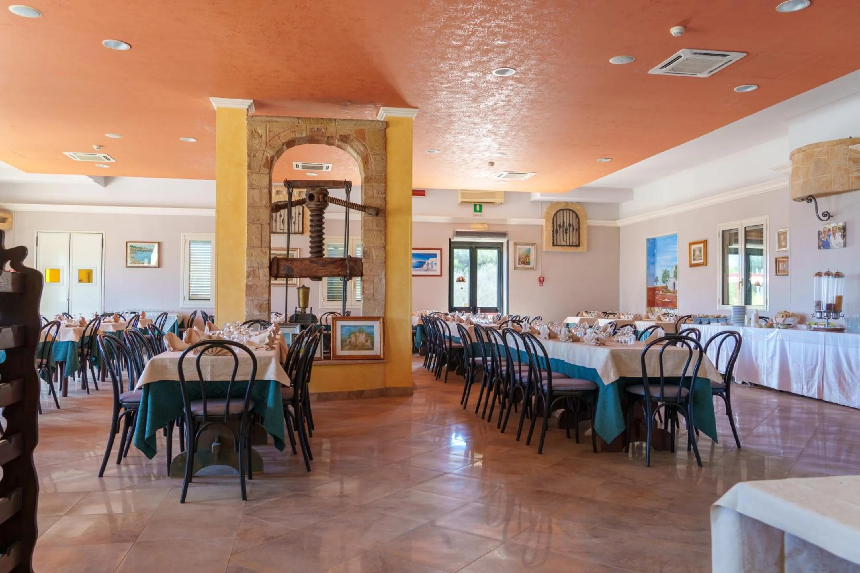 Restaurant/places to eat in Hotel Le Macine