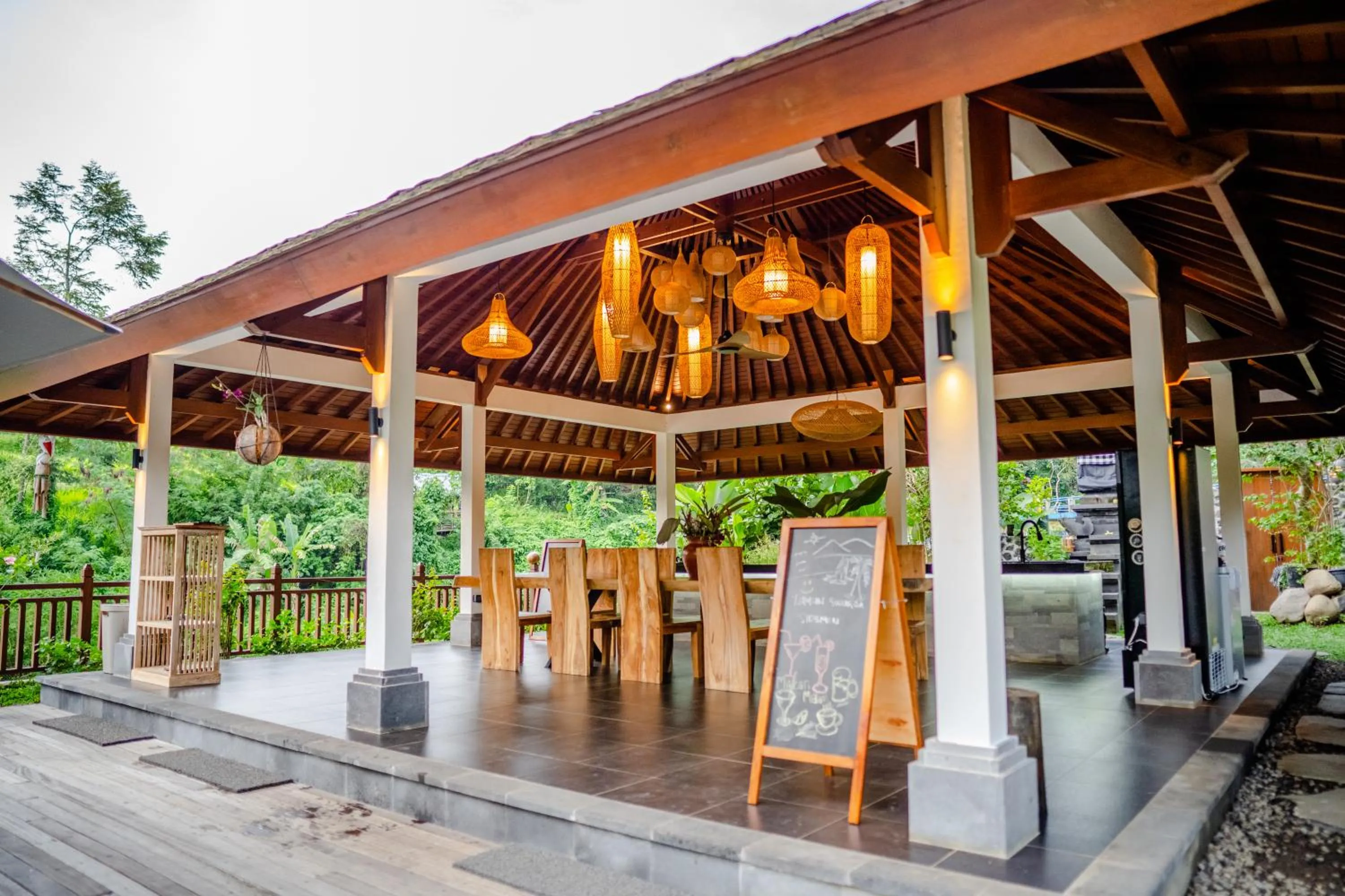 Restaurant/places to eat in Taman Swarga Villa Resort & Spa Sidemen