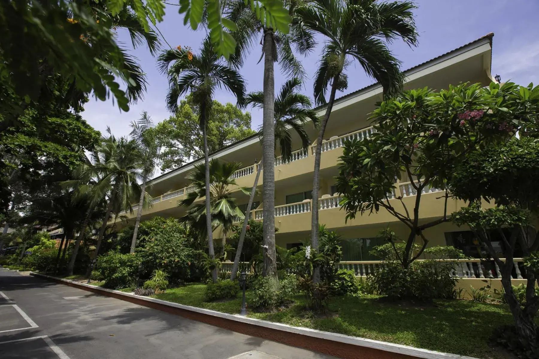 Property building in Twin Palms Resort Pattaya, SHA Extra Plus Certified Property building in Twin Palms Resort Pattaya, SHA Extra Plus Certified