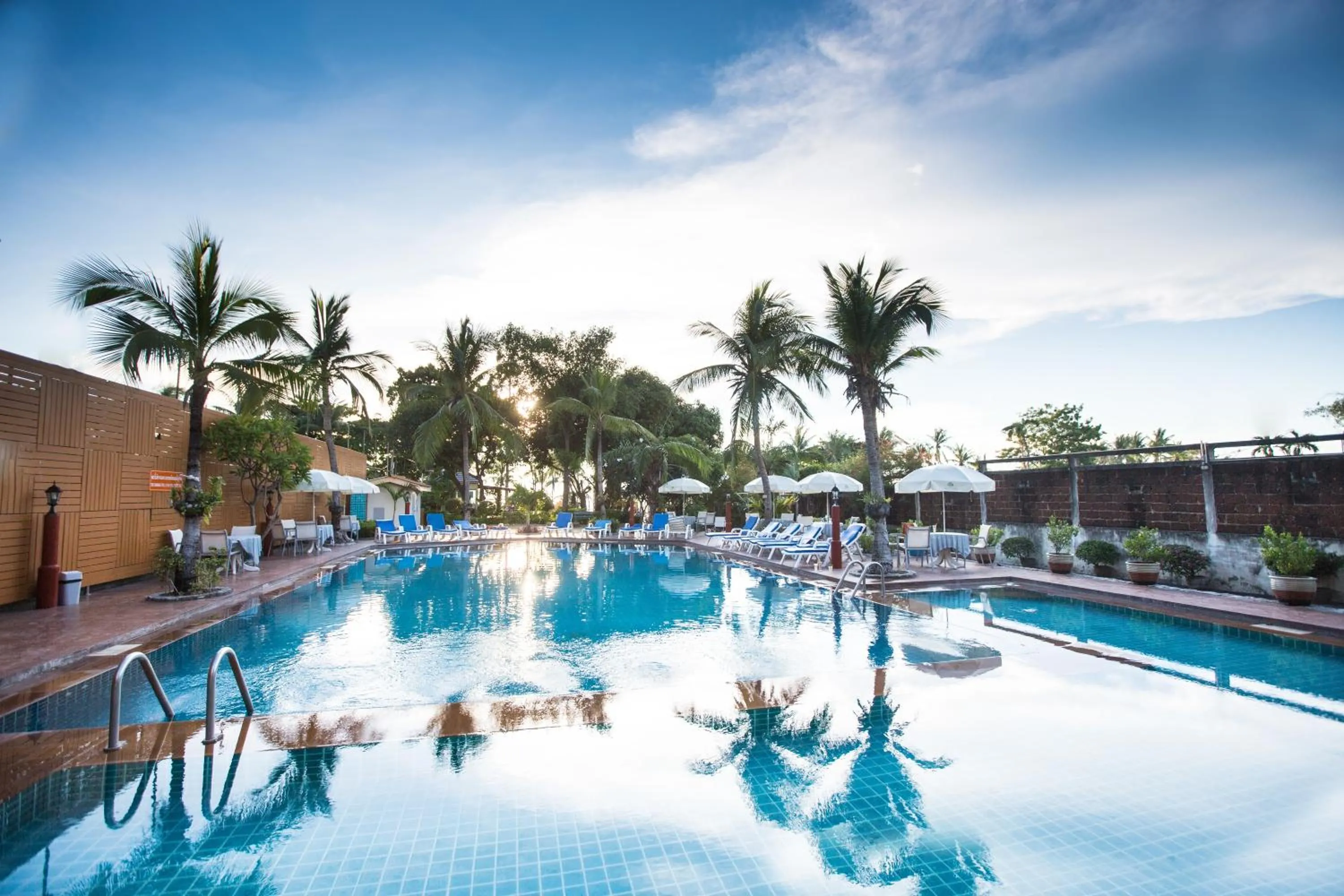 Swimming pool in Twin Palms Resort Pattaya, SHA Extra Plus Certified